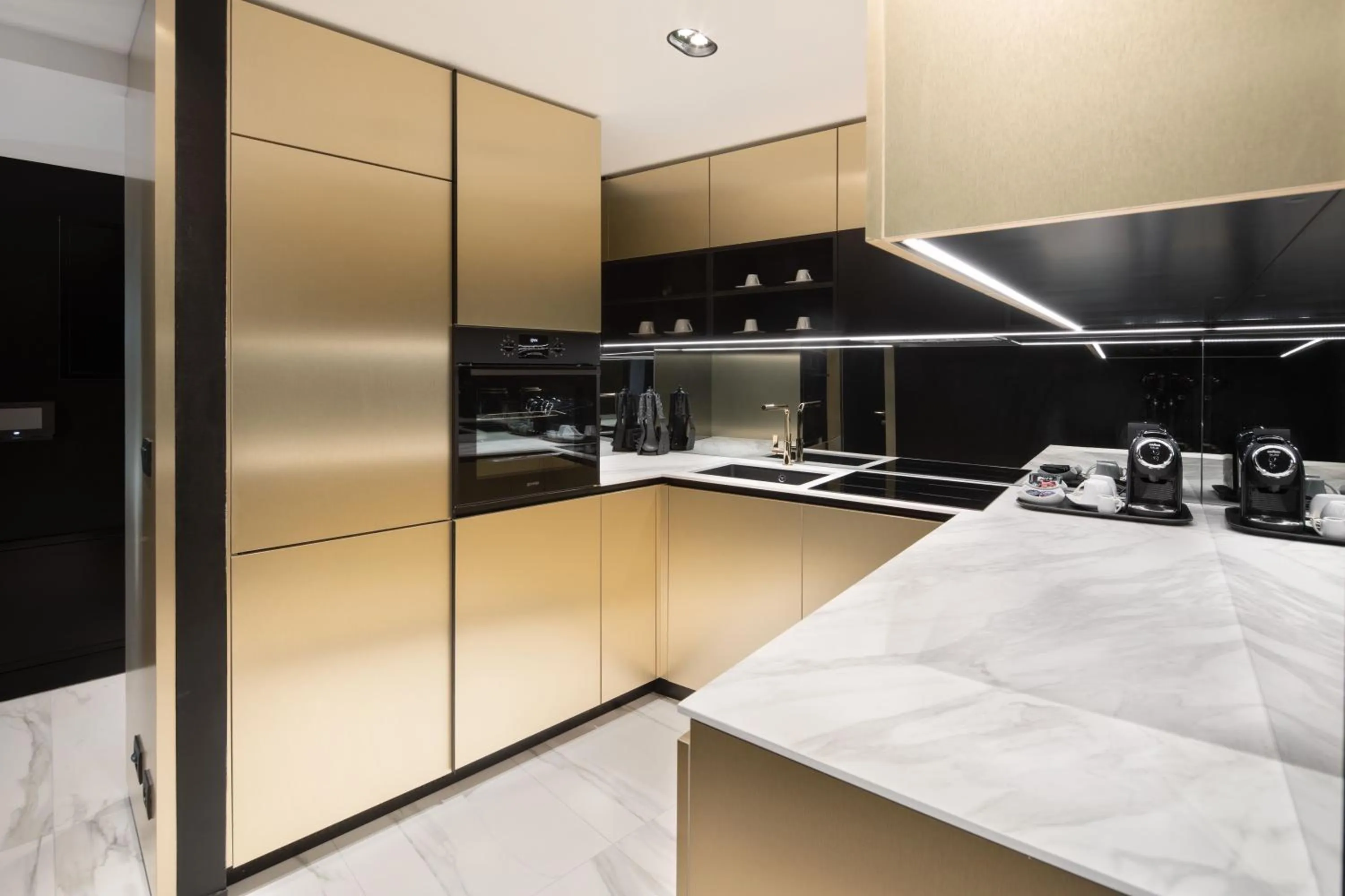 Kitchen or kitchenette, Bed in Posh Residence Luxury Suites