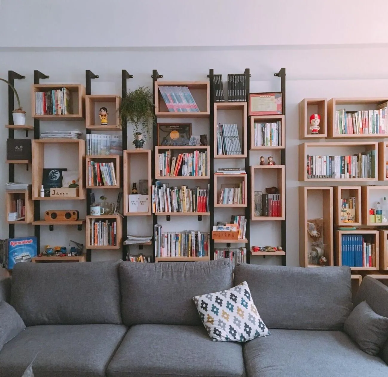 Living room, Library in Shining Forest Hostel