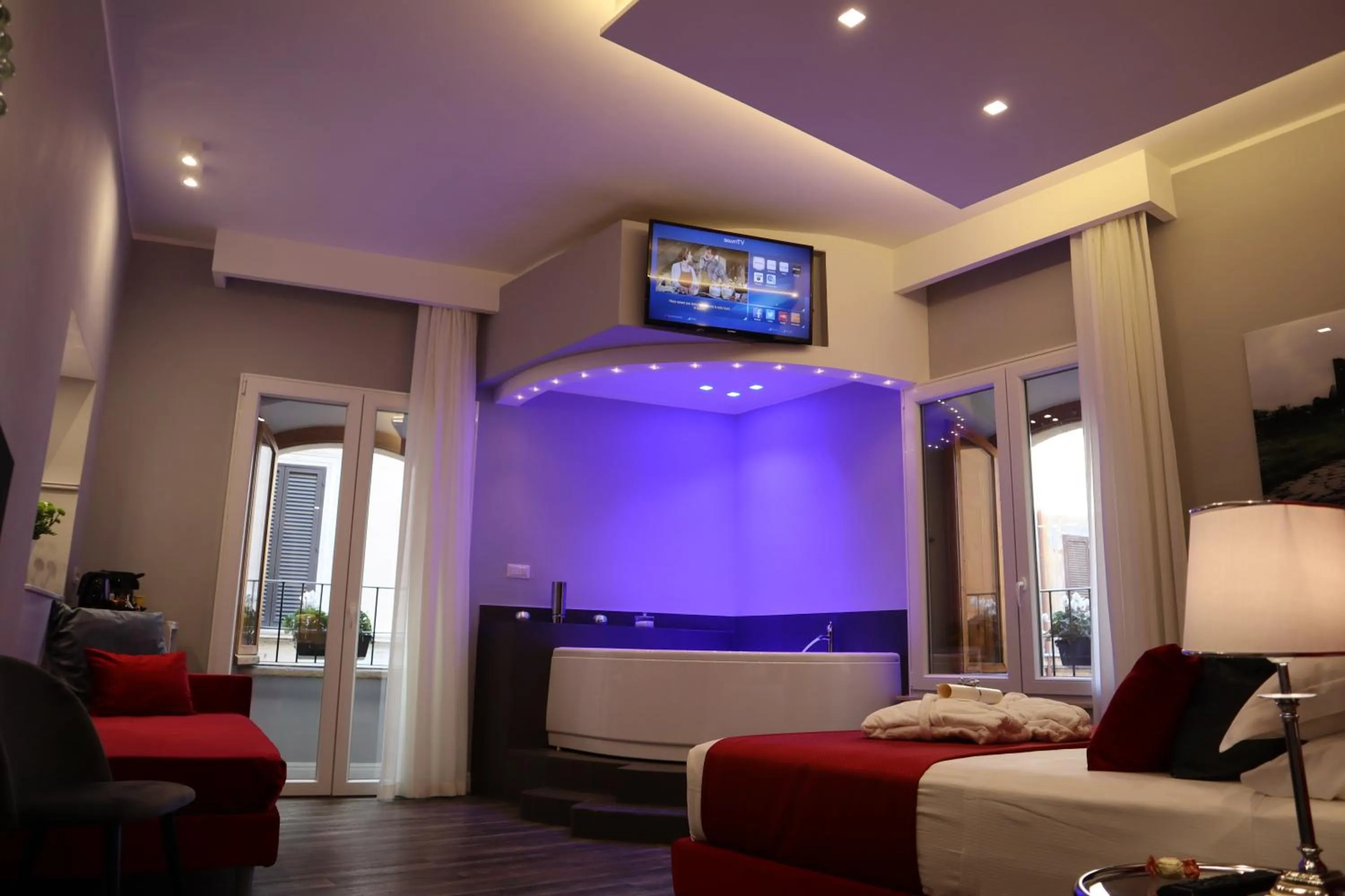 Hot Tub, Bed in MILLINA SUITES IN NAVONA