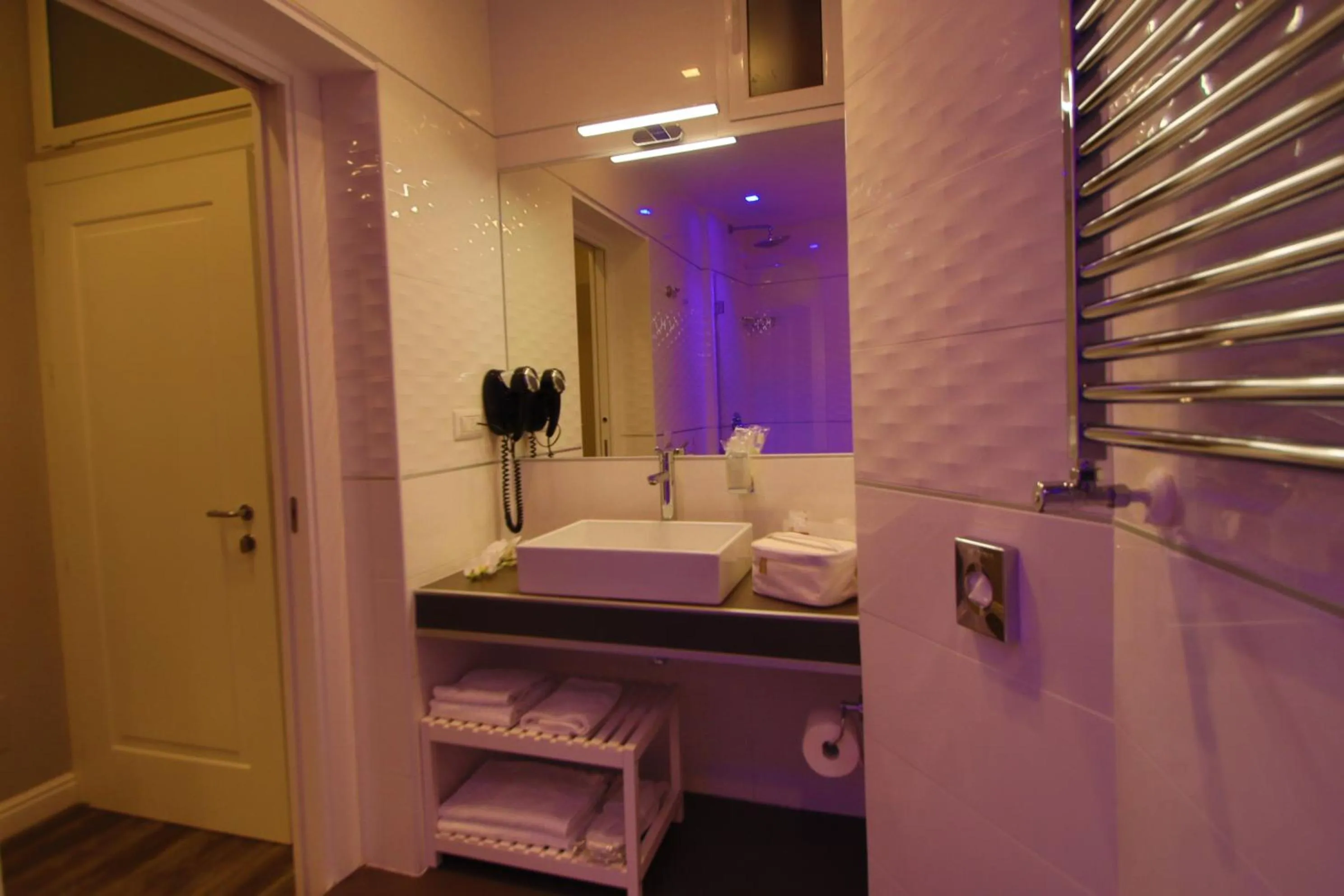 Toilet in MILLINA SUITES IN NAVONA