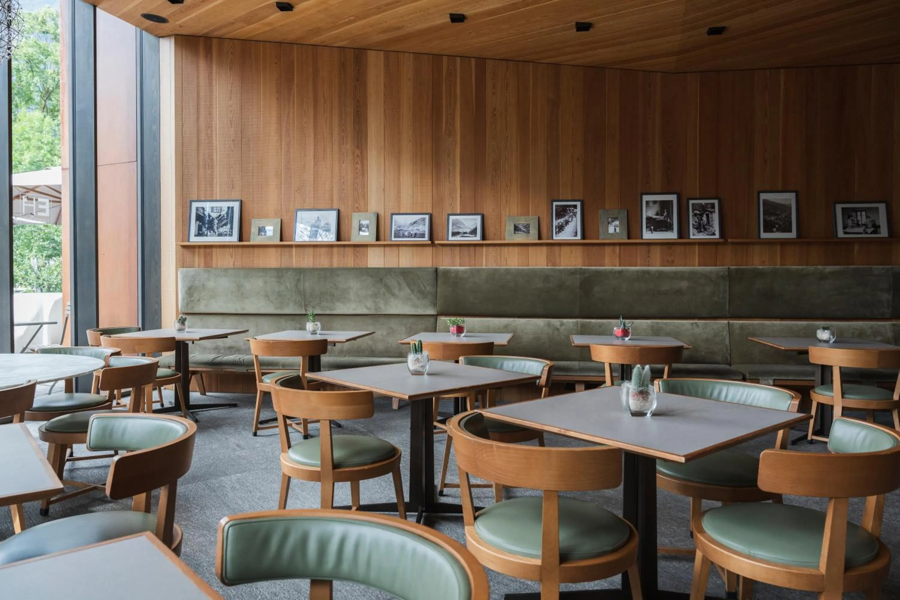 Restaurant/places to eat in Eden Hotel