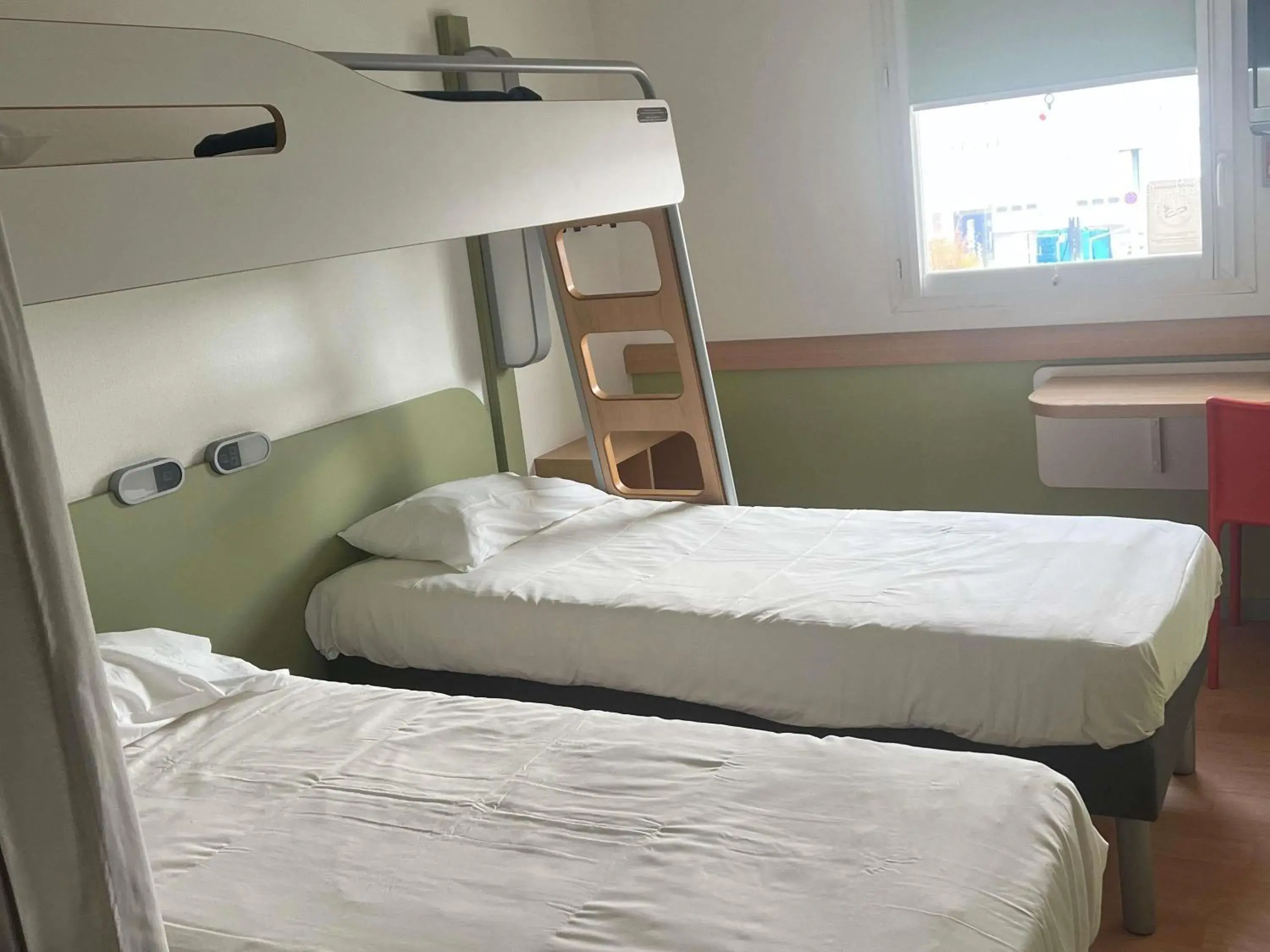 Bedroom, Bed in Ibis Budget Roanne Hôtel Bedroom, Bed in Ibis Budget Roanne Hôtel