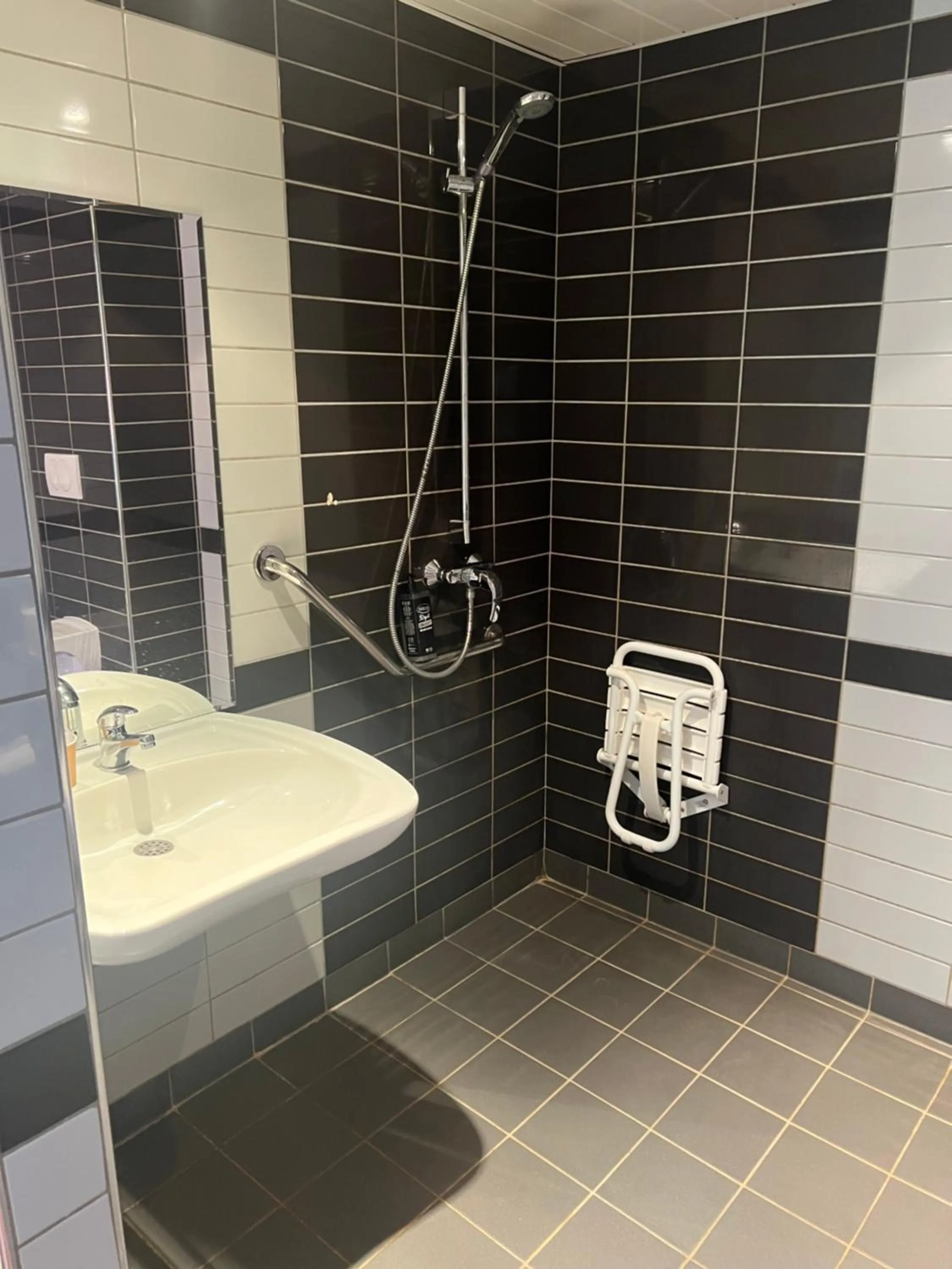 Bathroom in Ibis Budget Roanne Hôtel