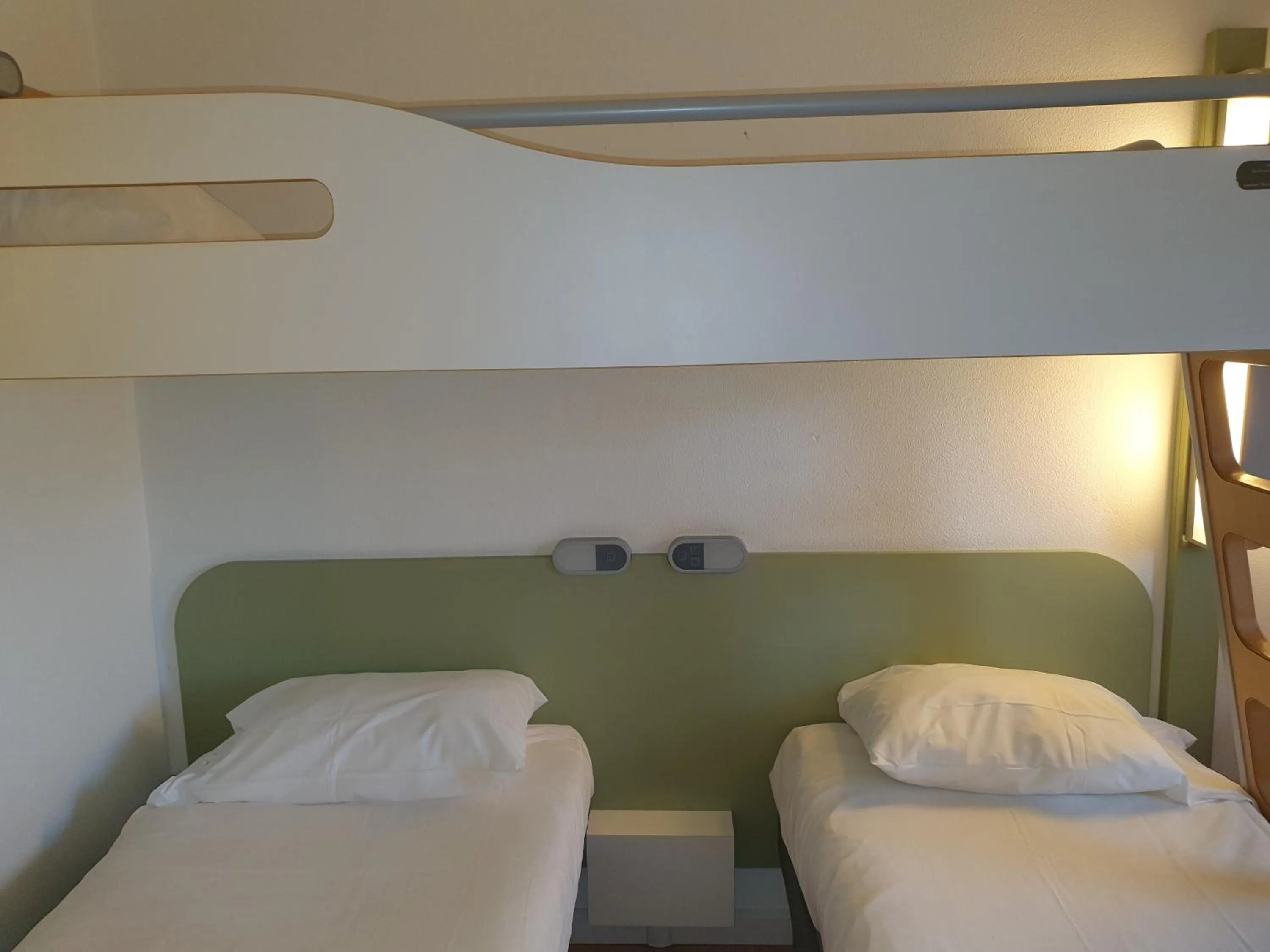 Bedroom, Bed in Ibis Budget Roanne Hôtel