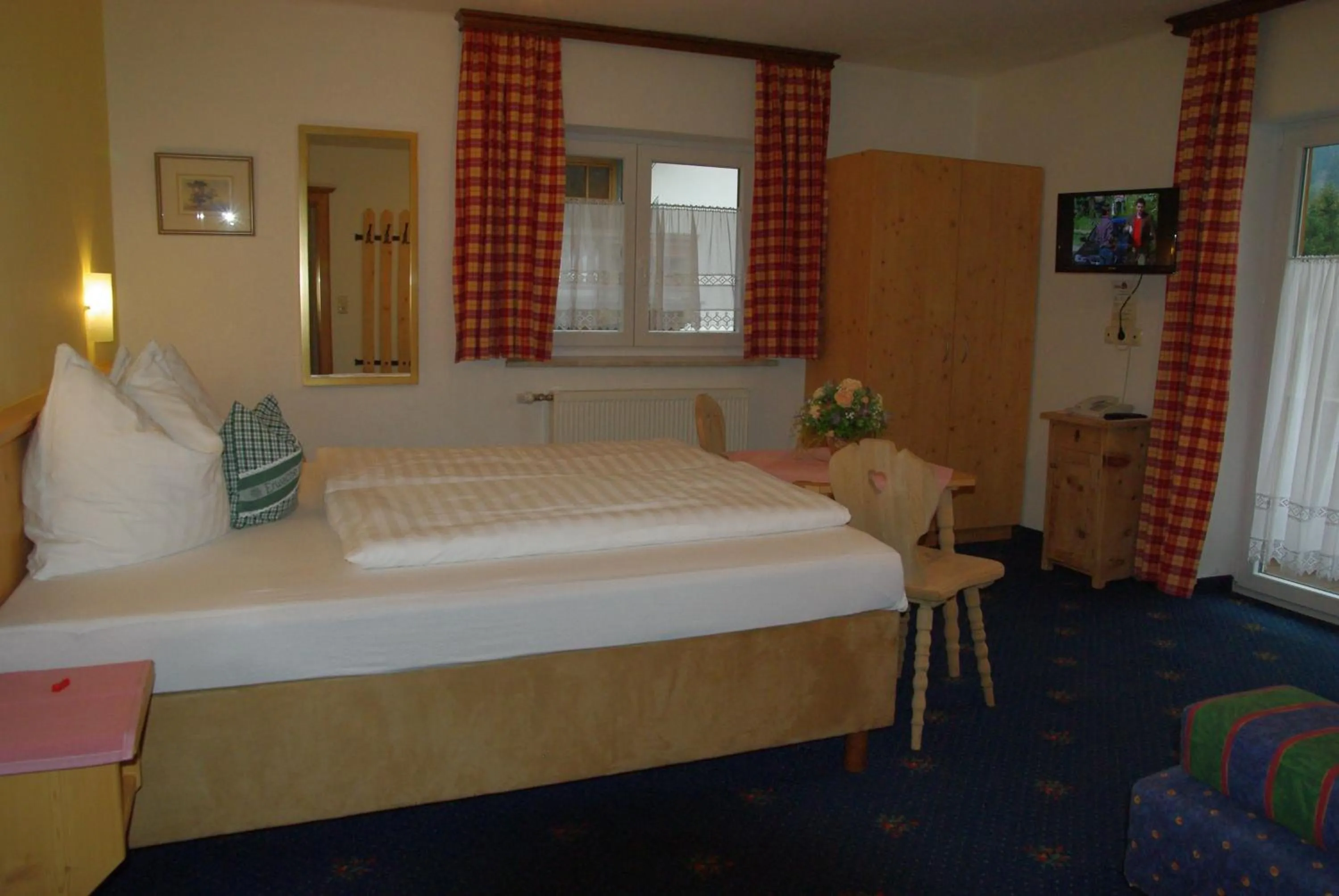 Photo of the whole room, Bed in Hotel-Pension Heike
