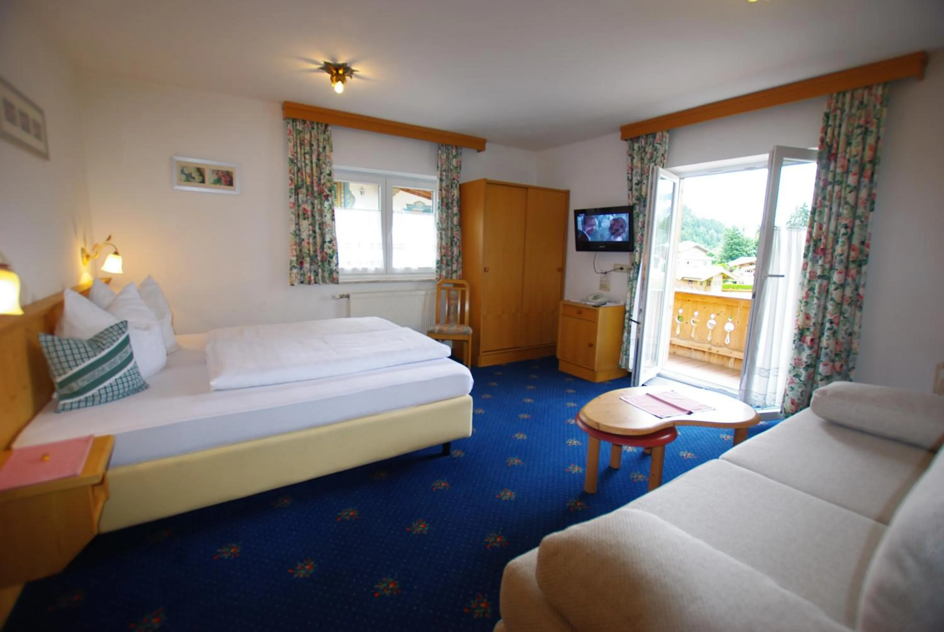 Photo of the whole room, Bed in Hotel-Pension Heike