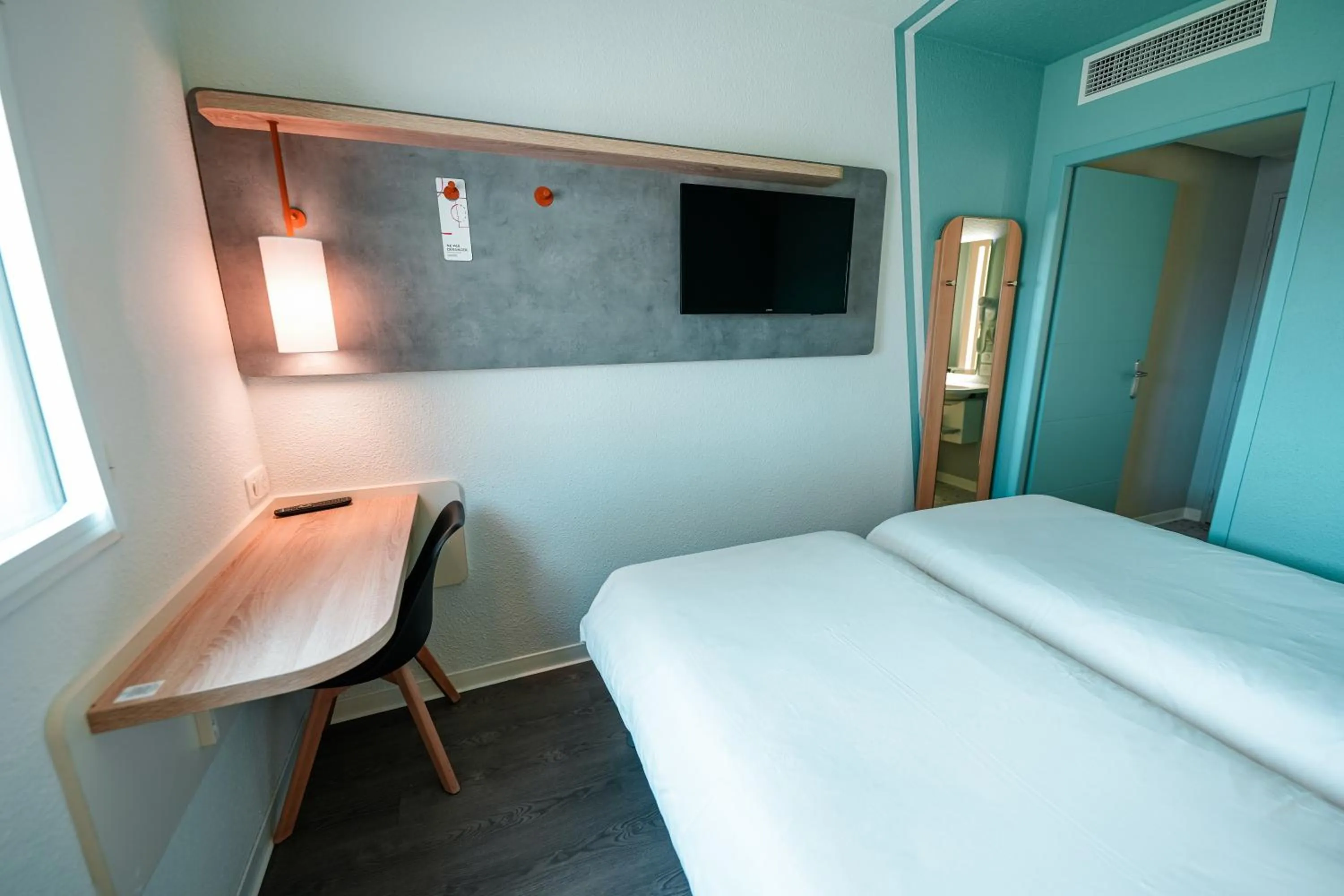 Photo of the whole room, Bed in ibis budget Sète centre