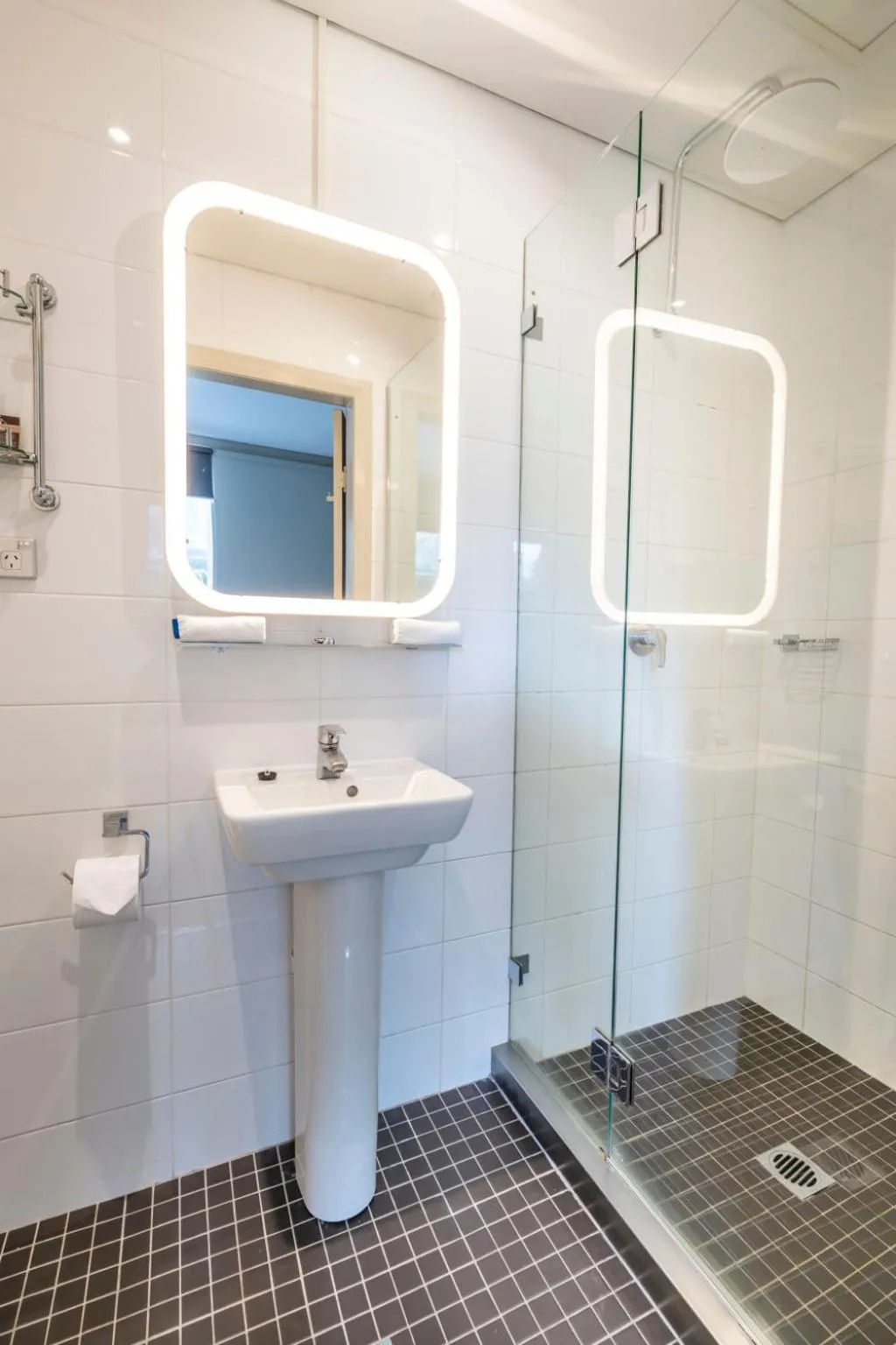 Shower in Vulcan Hotel Sydney