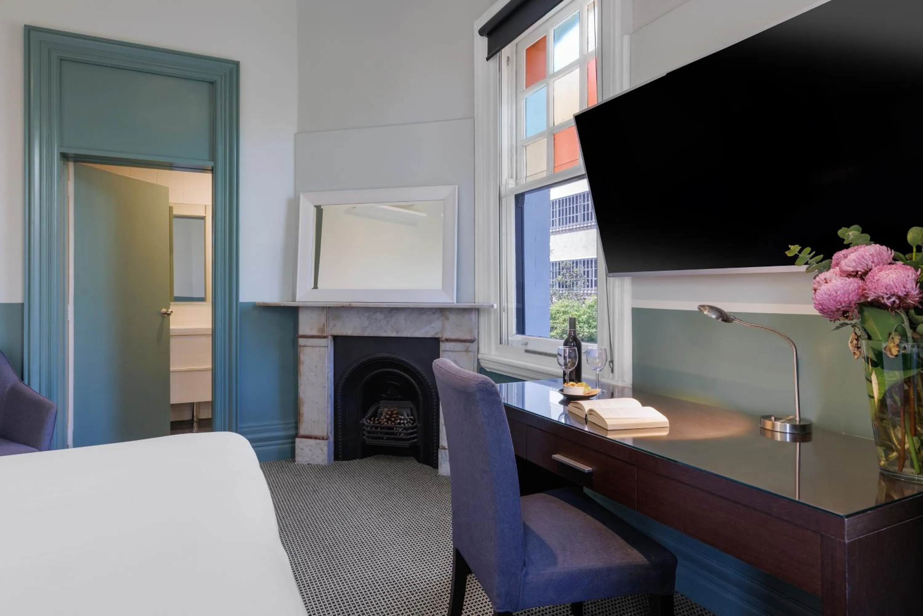 TV and multimedia, Bed in Vulcan Hotel Sydney