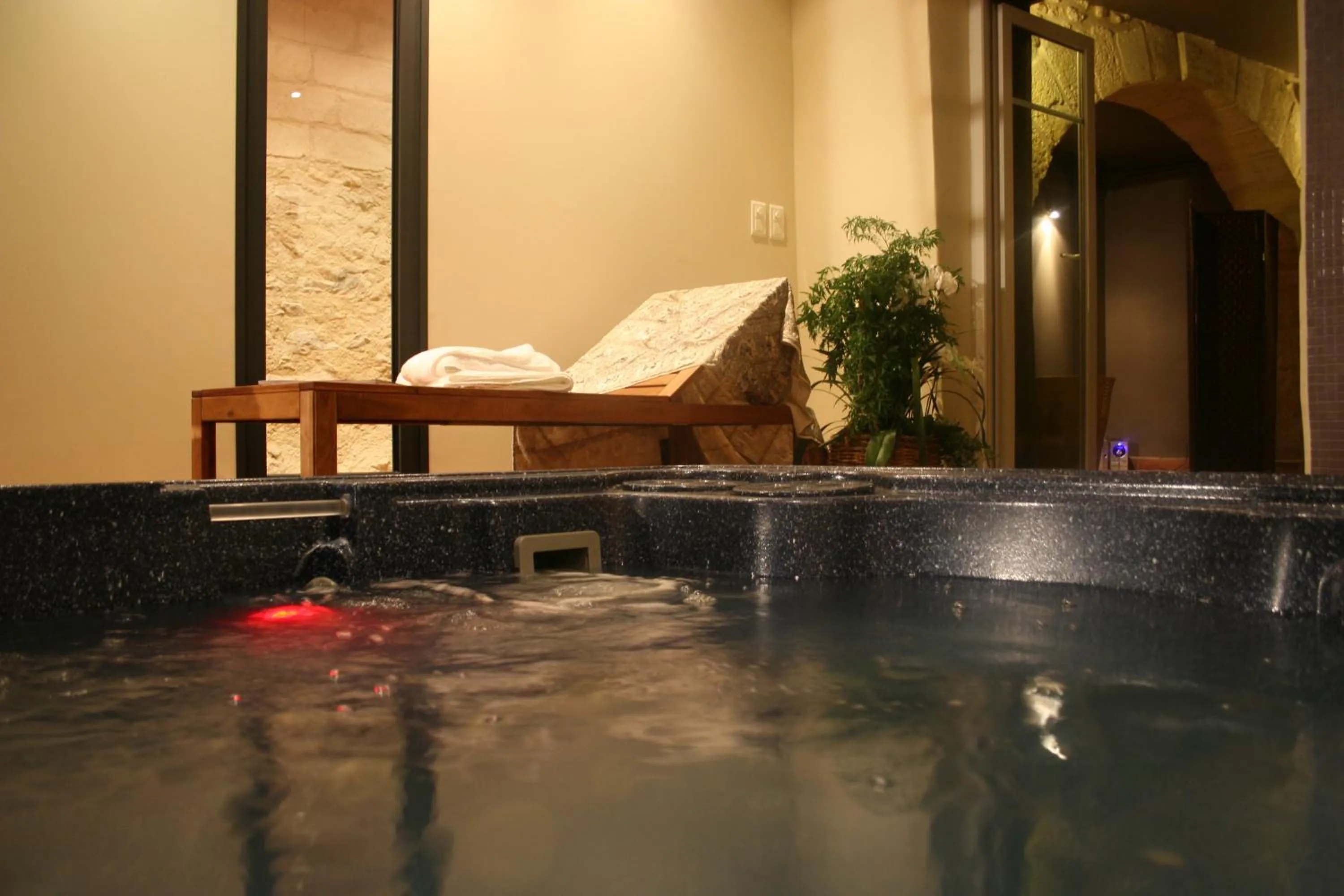 Hot Tub in Esprit d'Ailleurs