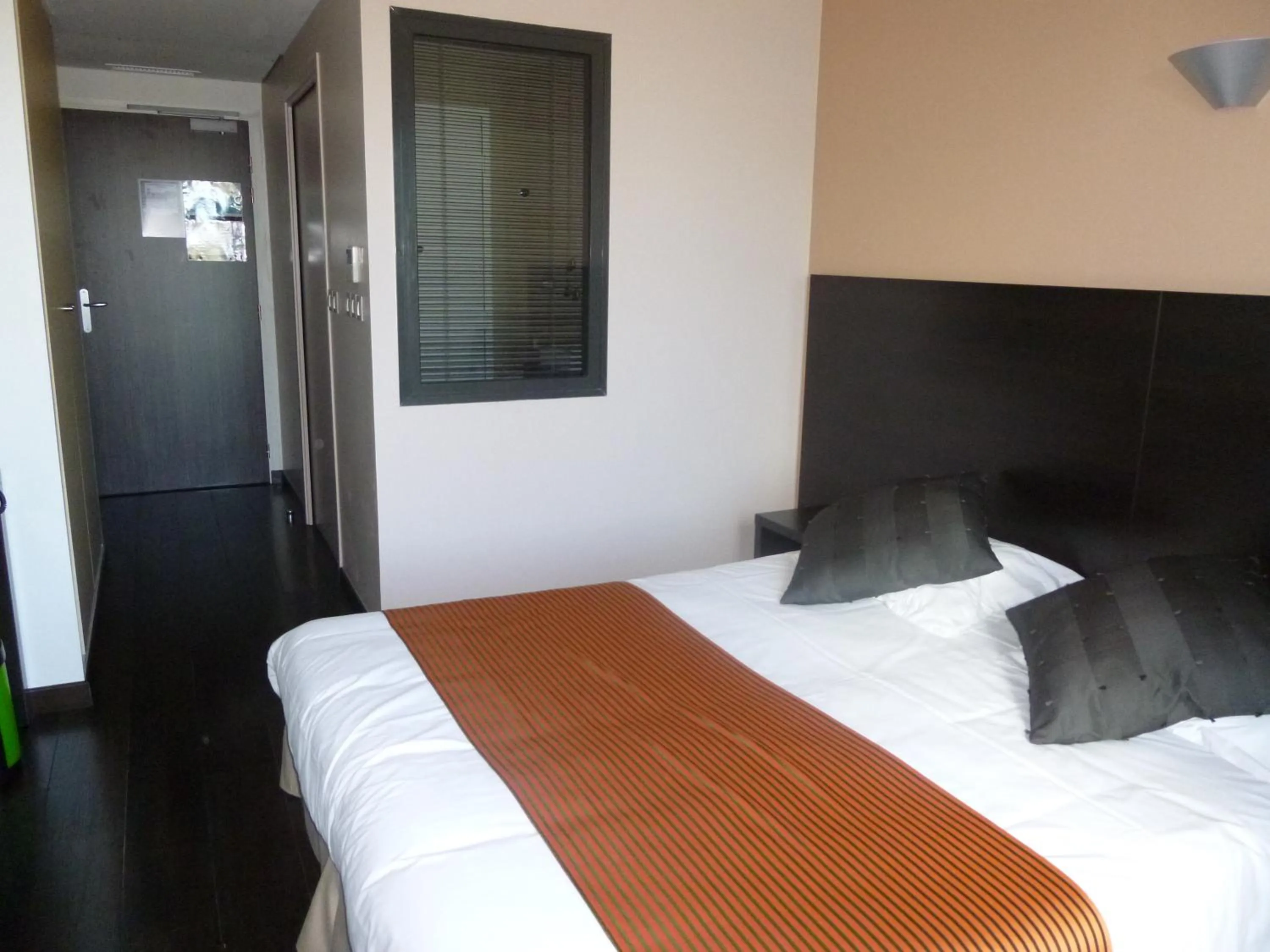 Bed in Logis Hôtel Terre de Loire