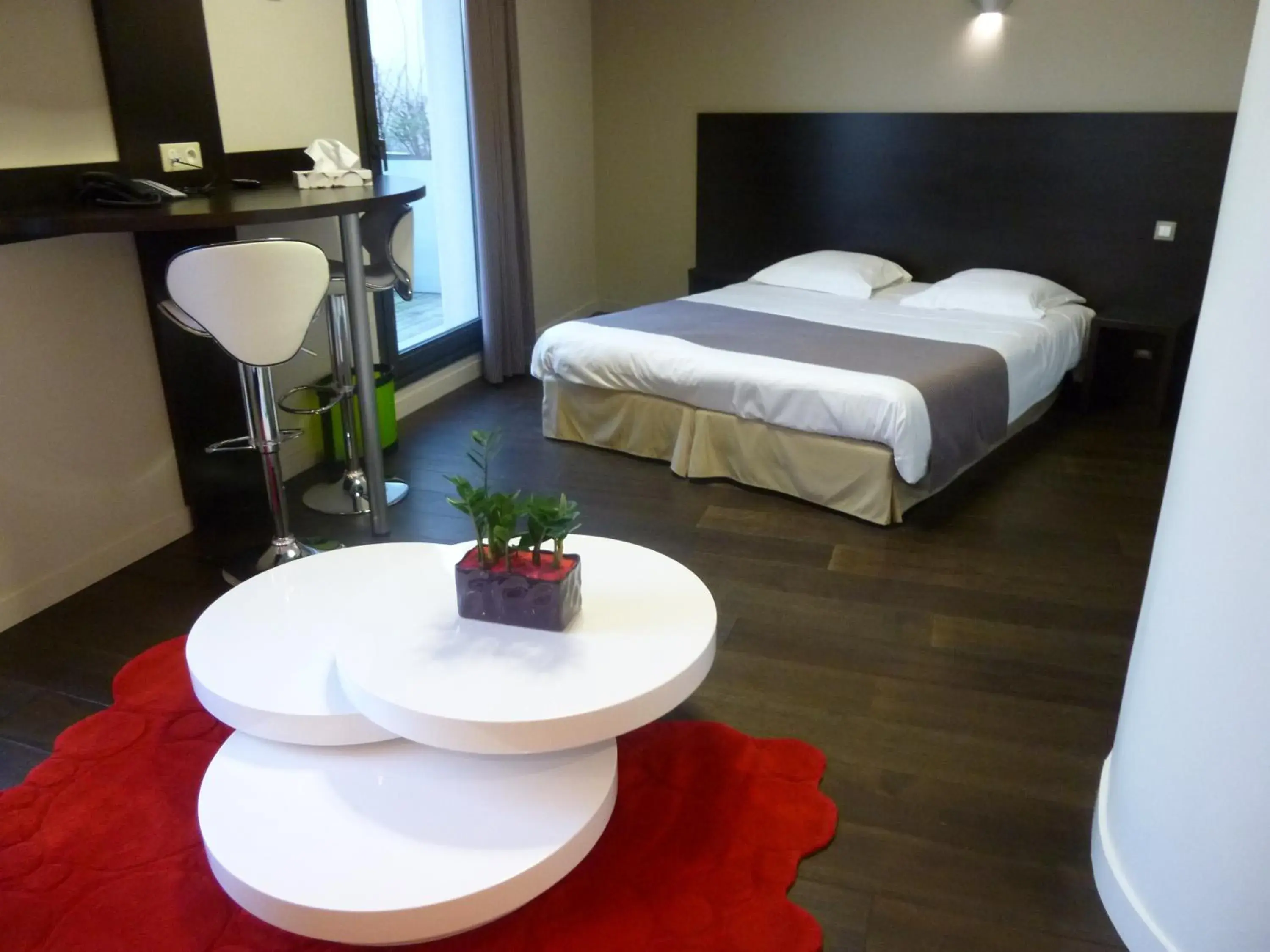 Suite with Canal and Garden View in Logis Hôtel Terre de Loire Suite with Canal and Garden View in Logis Hôtel Terre de Loire