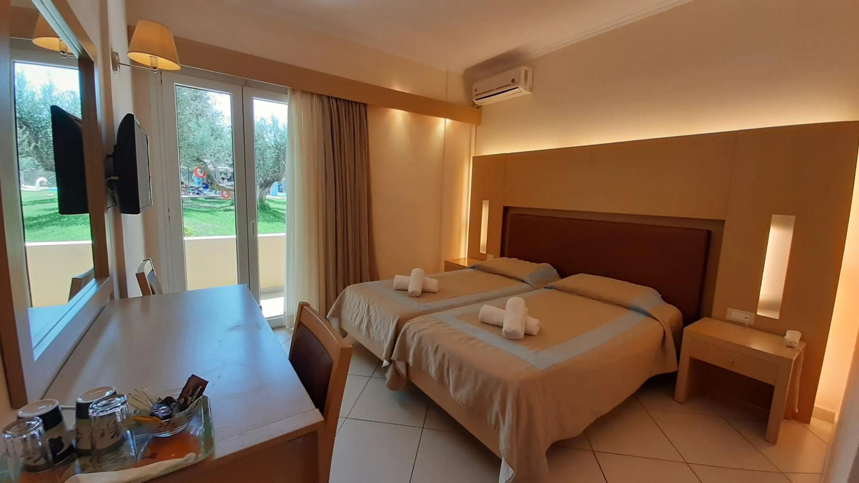 Photo of the whole room, Bed in Lassi Hotel