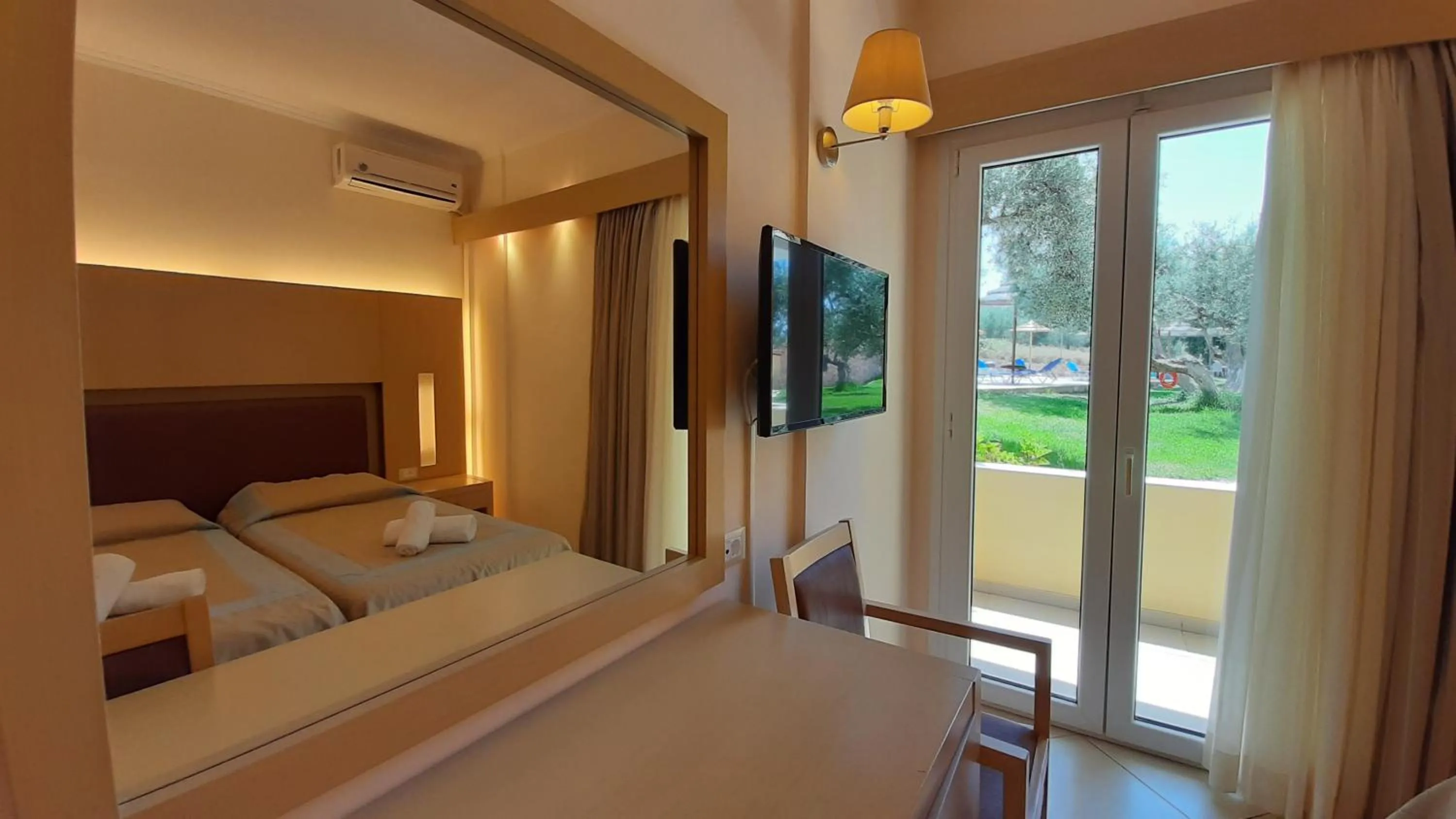 Photo of the whole room, Bed in Lassi Hotel