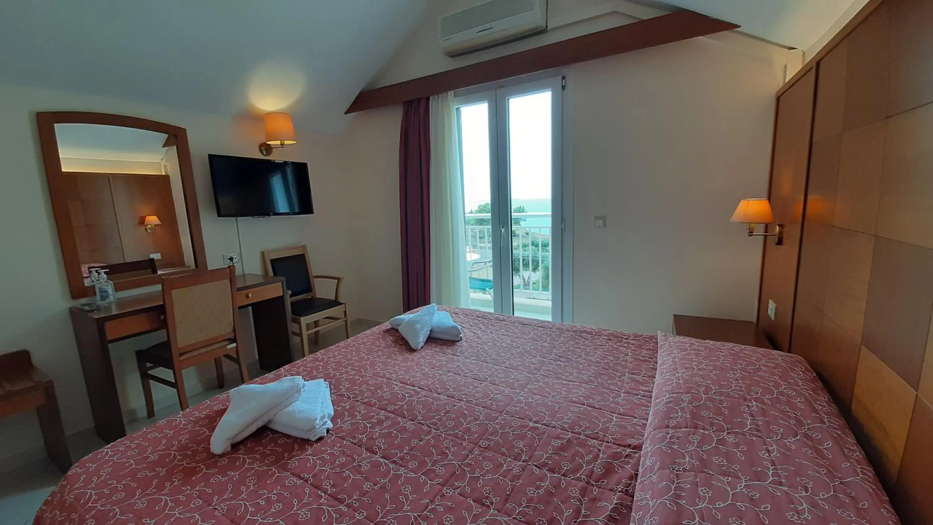 Photo of the whole room, Bed in Lassi Hotel