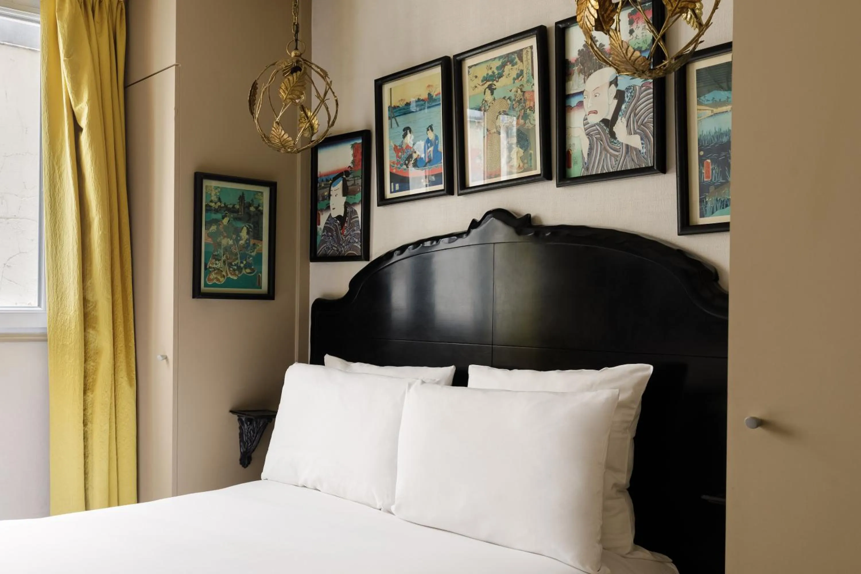 Bed in New Hotel Republique - Ex Albert's Hotel