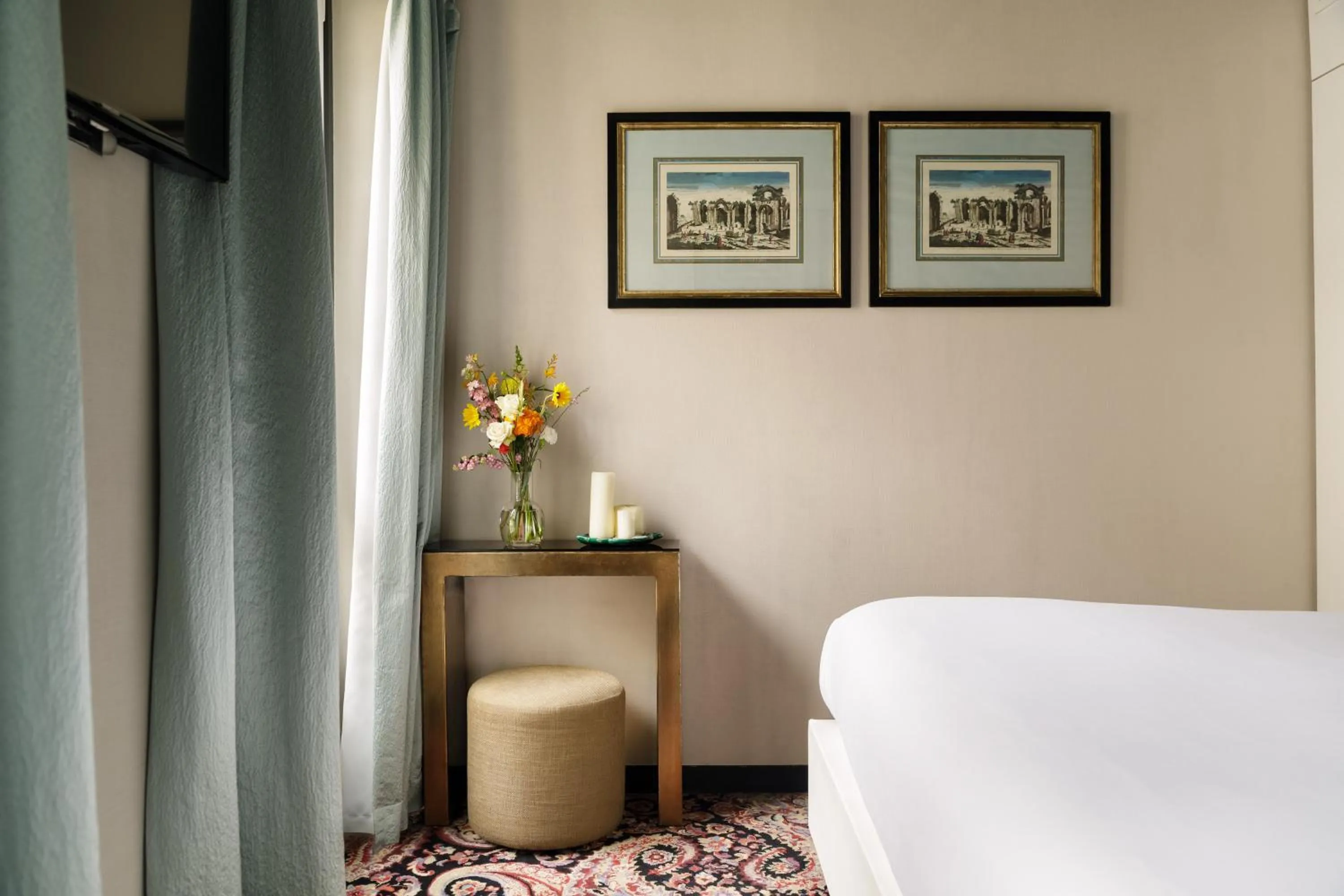 Bed in New Hotel Republique - Ex Albert's Hotel