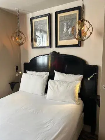 Bed in New Hotel Republique - Ex Albert's Hotel Bed in New Hotel Republique - Ex Albert's Hotel