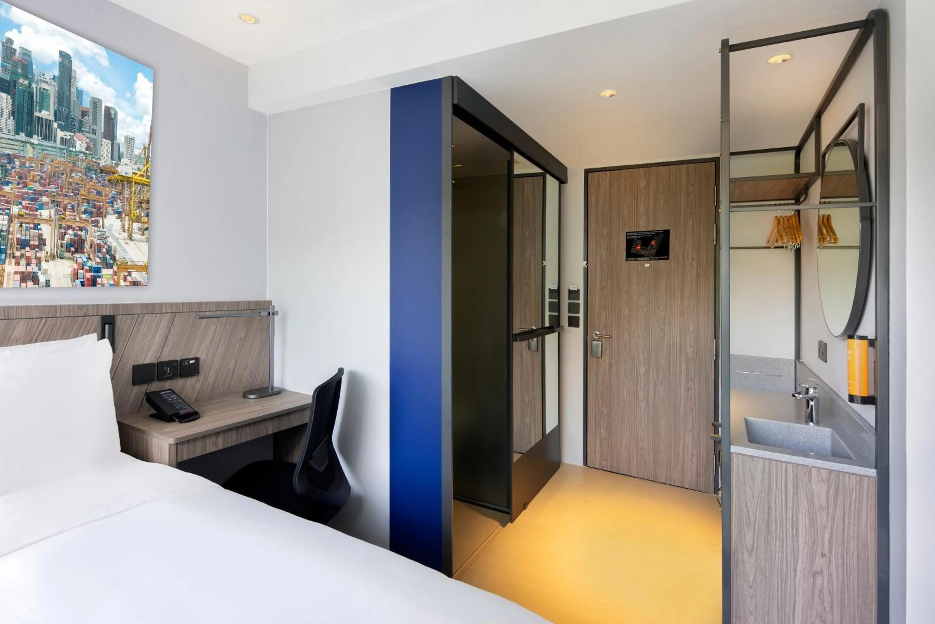 Photo of the whole room, Bed in Travelodge Harbourfront Singapore