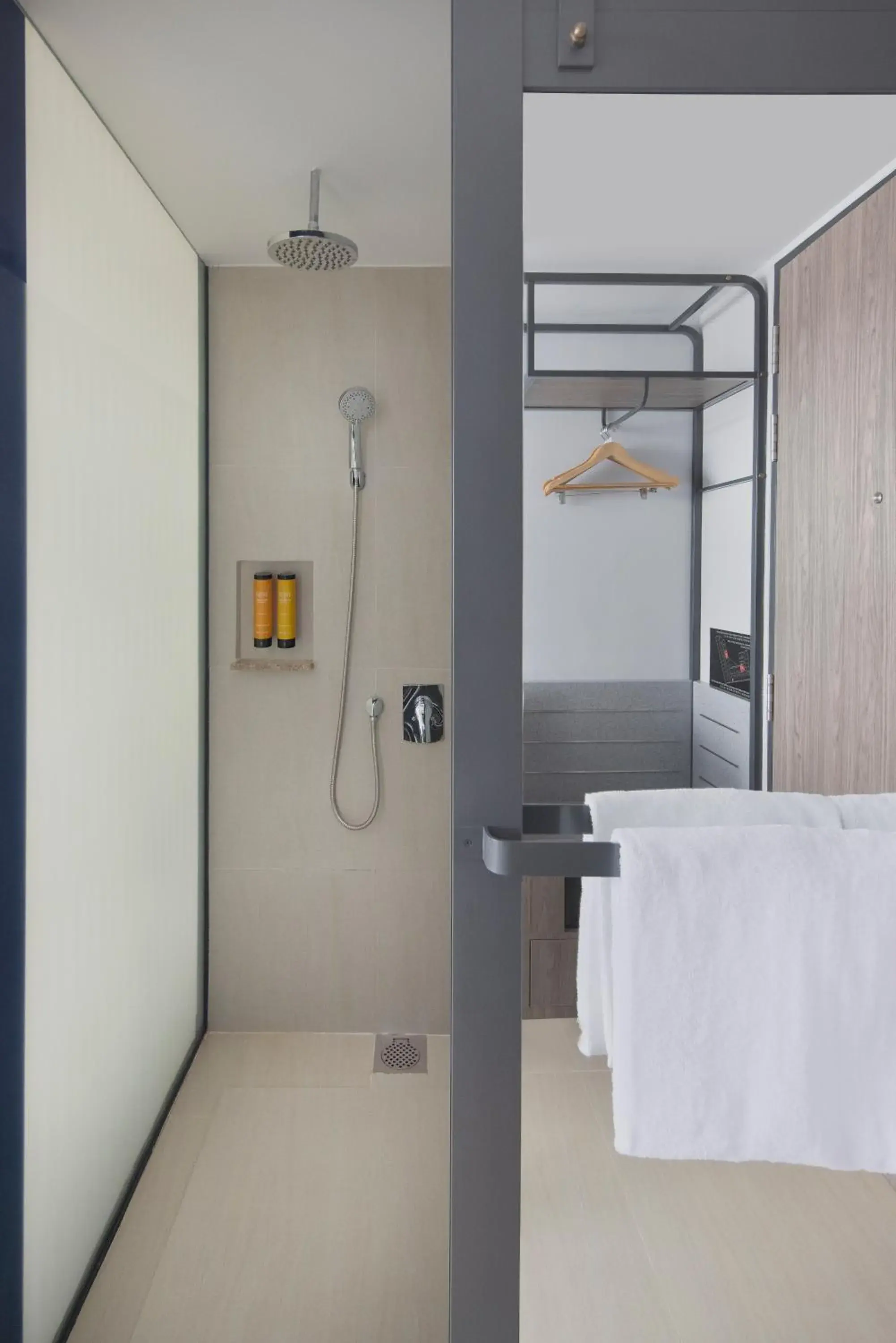 Bathroom, Bed in Travelodge Harbourfront Singapore Bathroom, Bed in Travelodge Harbourfront Singapore
