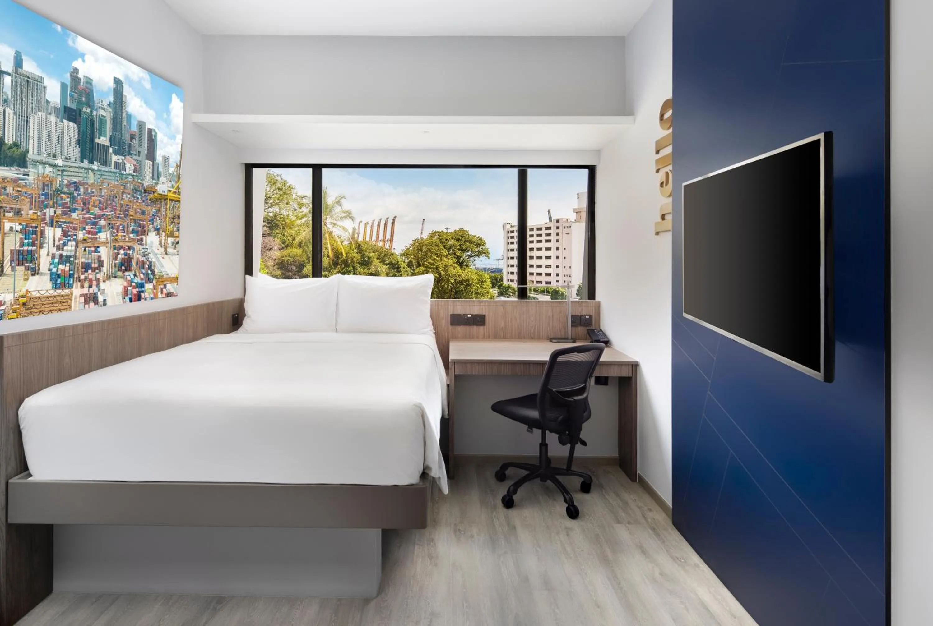 Photo of the whole room, Bed in Travelodge Harbourfront Singapore