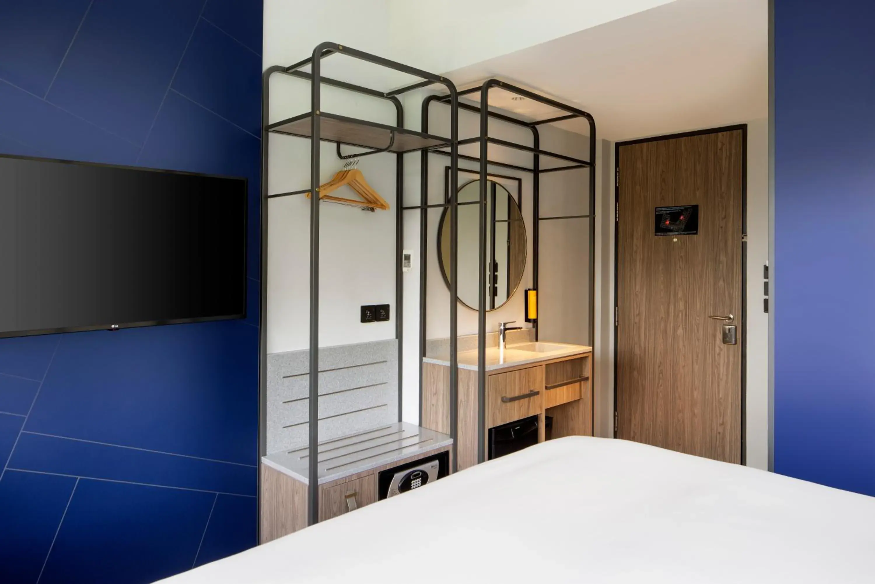 TV and multimedia, Bed in Travelodge Harbourfront Singapore TV and multimedia, Bed in Travelodge Harbourfront Singapore