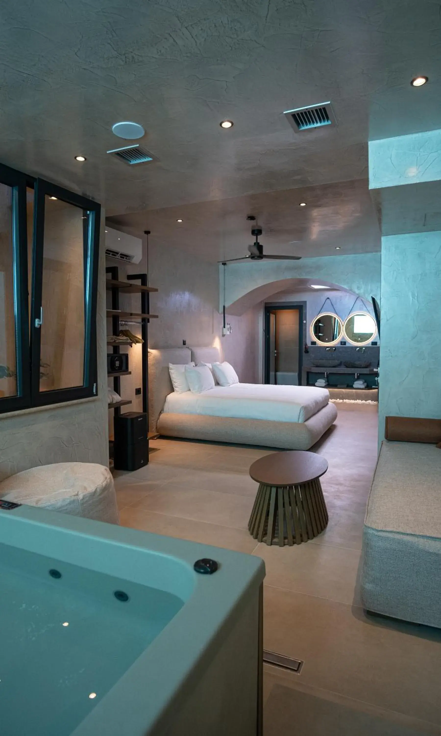 Hot Tub, Bed in Royal Hotel and Suites Hot Tub, Bed in Royal Hotel and Suites