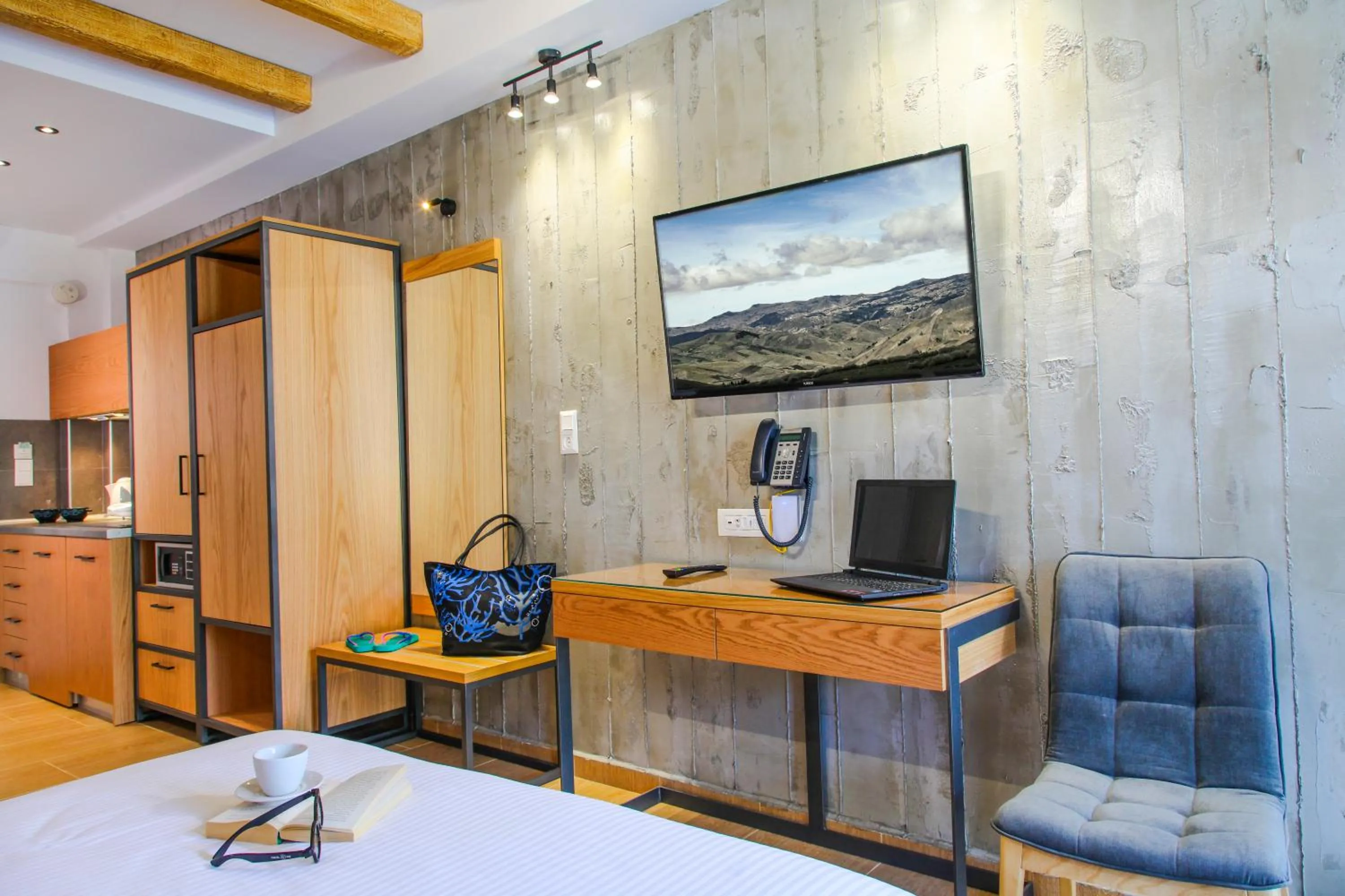 TV and multimedia, Bed in Royal Hotel and Suites