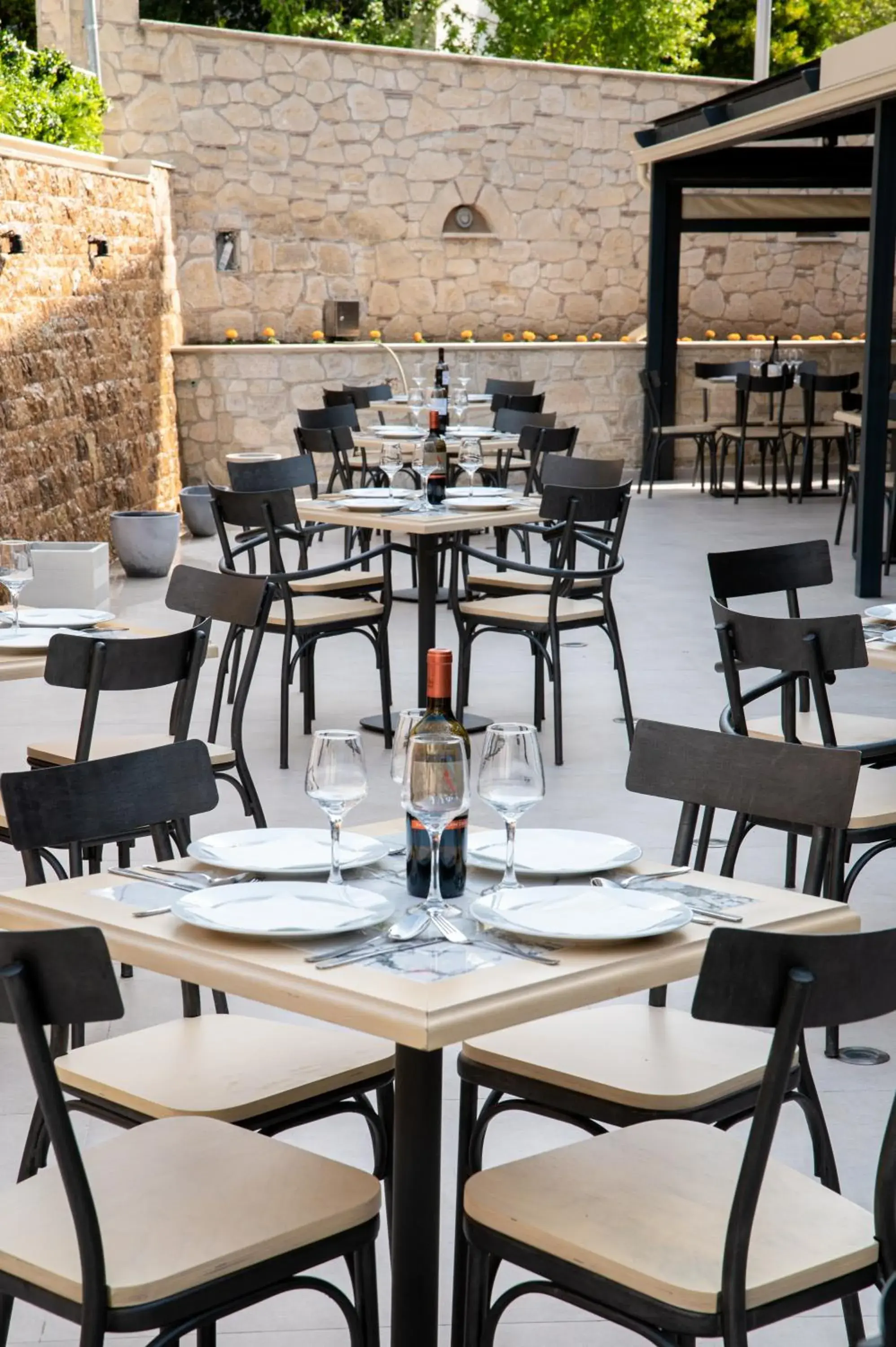 Restaurant/places to eat in Royal Hotel and Suites Restaurant/places to eat in Royal Hotel and Suites