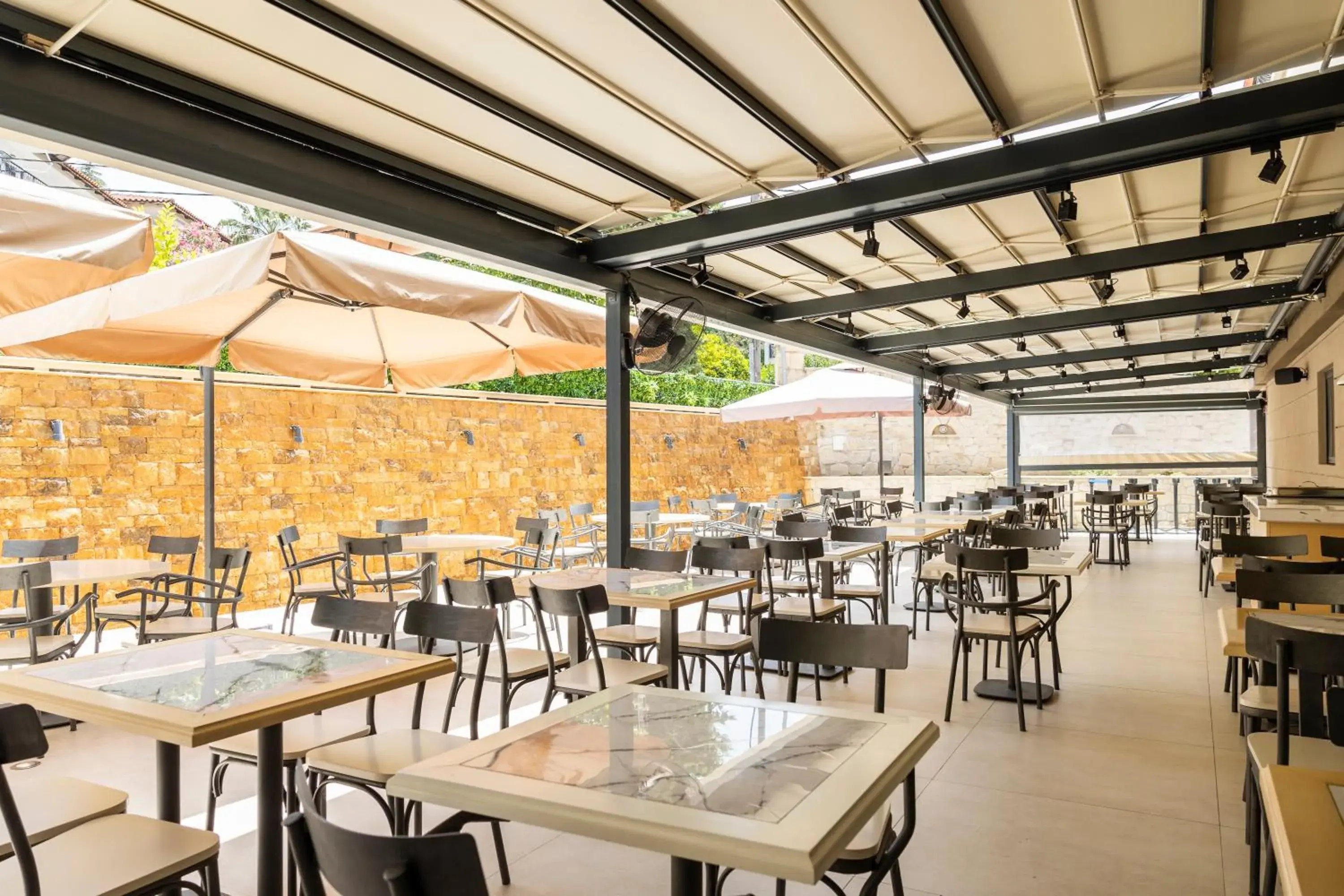 Restaurant/places to eat in Royal Hotel and Suites Restaurant/places to eat in Royal Hotel and Suites