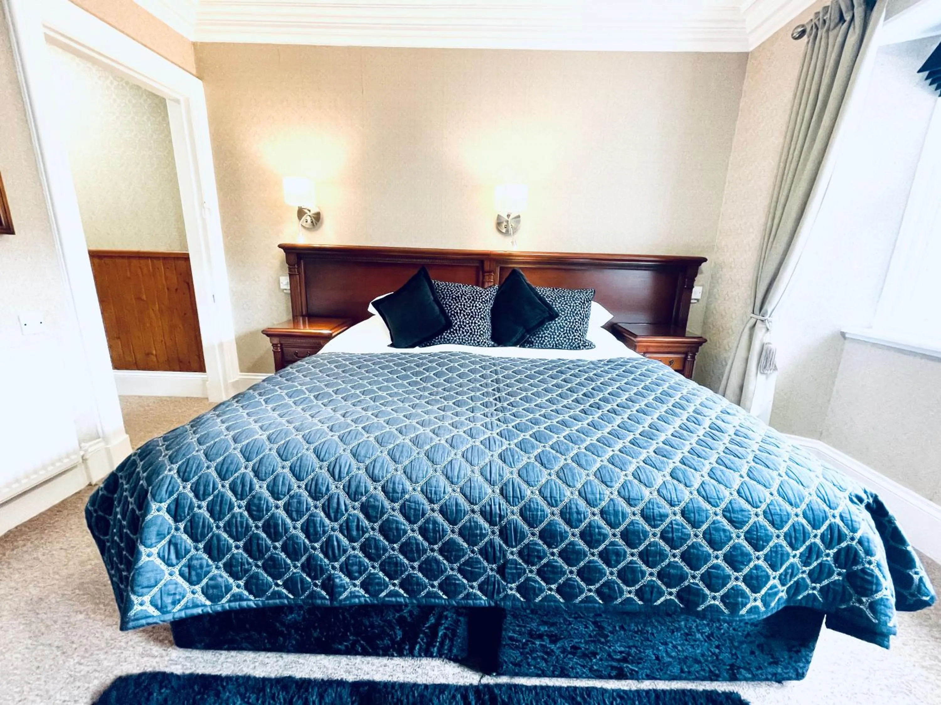 Bedroom, Bed in Invergarry Hotel