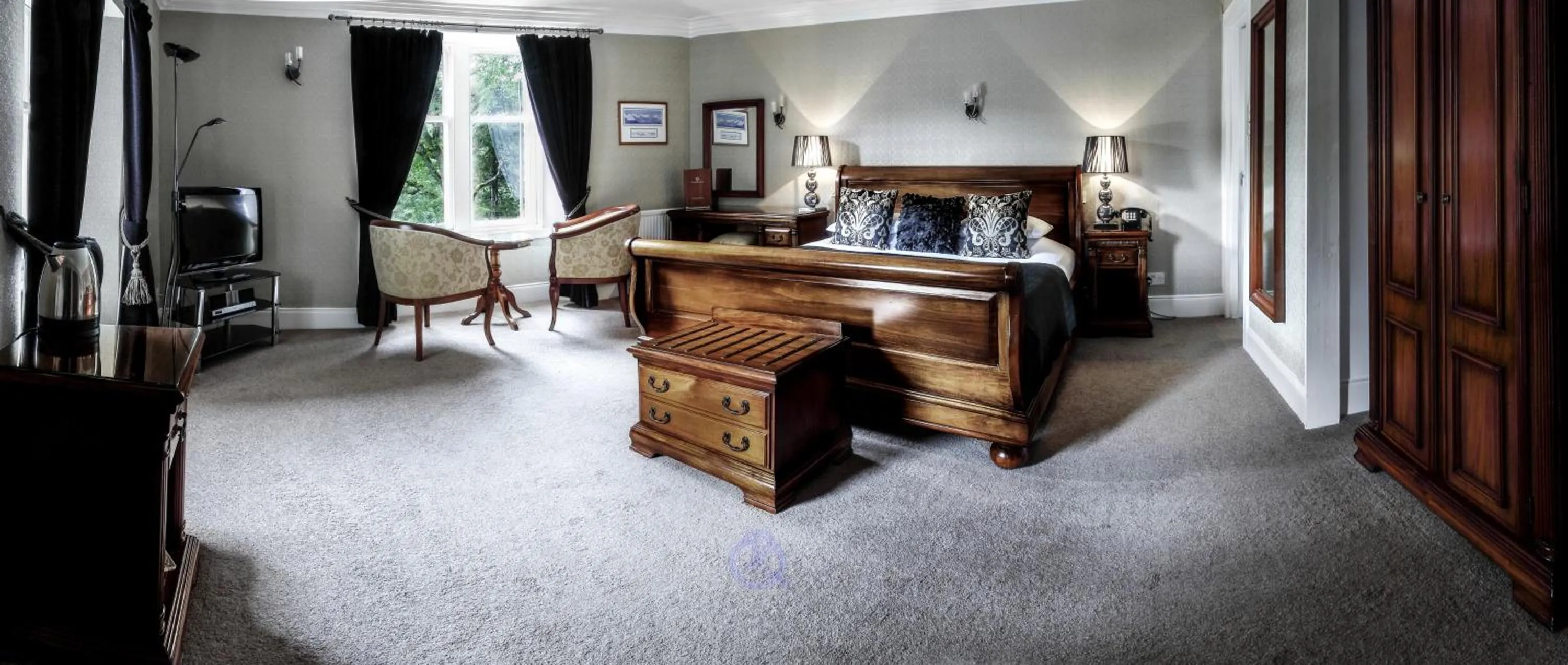 Photo of the whole room, Bed in Invergarry Hotel