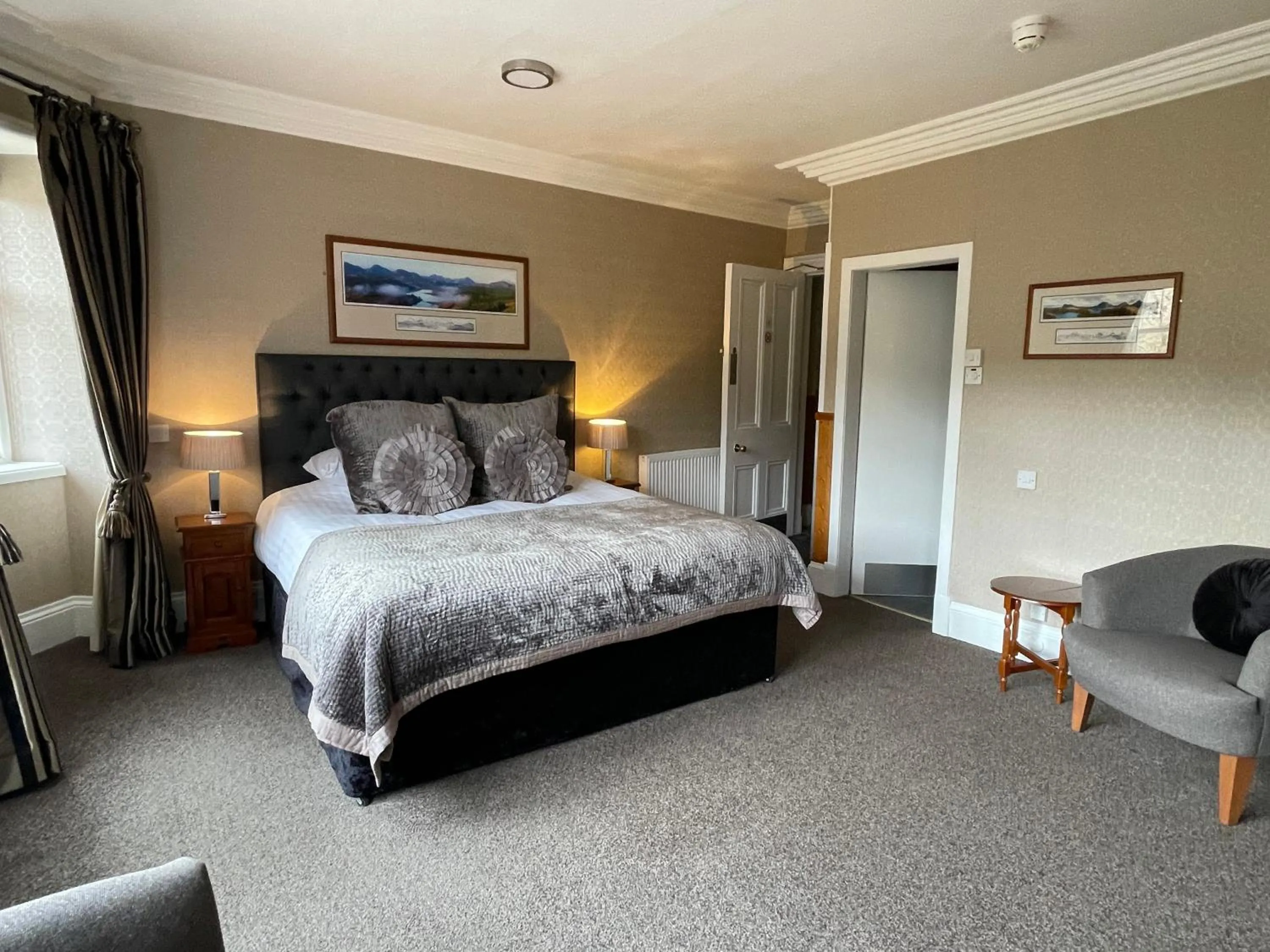 Bedroom, Bed in Invergarry Hotel