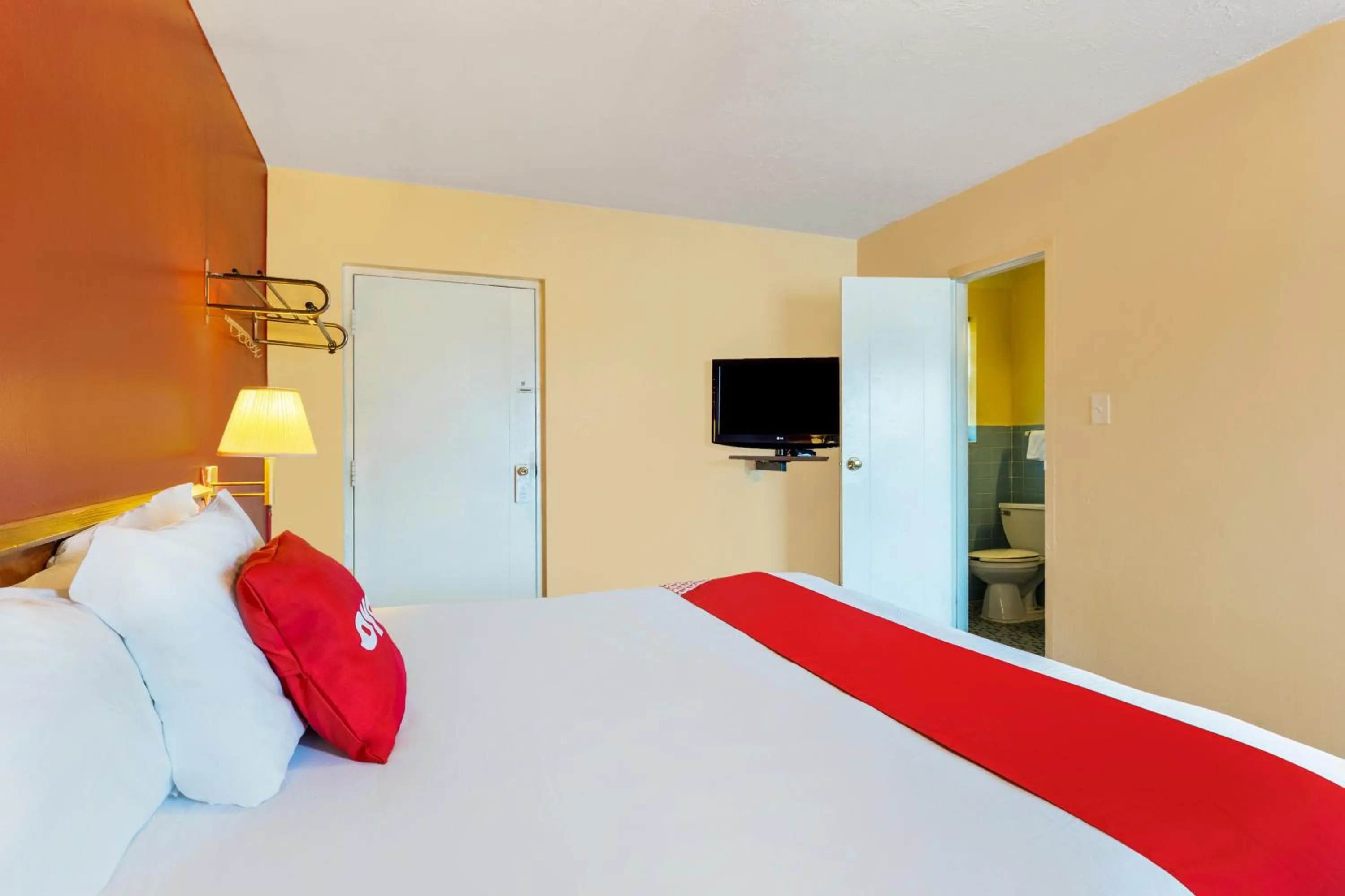 Bedroom, Bed in OYO Hotel North Lima OH - Boardman