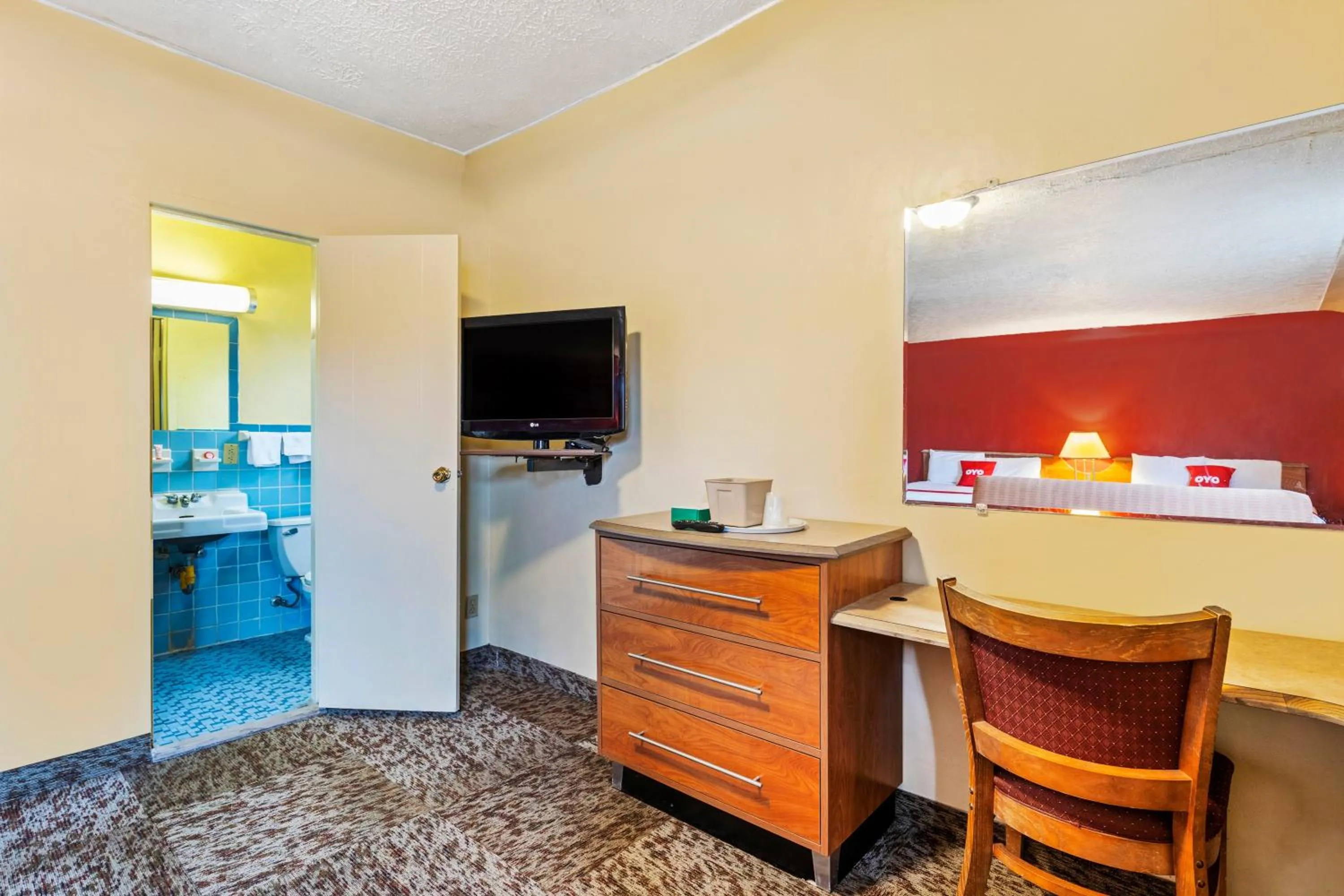 Bedroom, Bed in OYO Hotel North Lima OH - Boardman