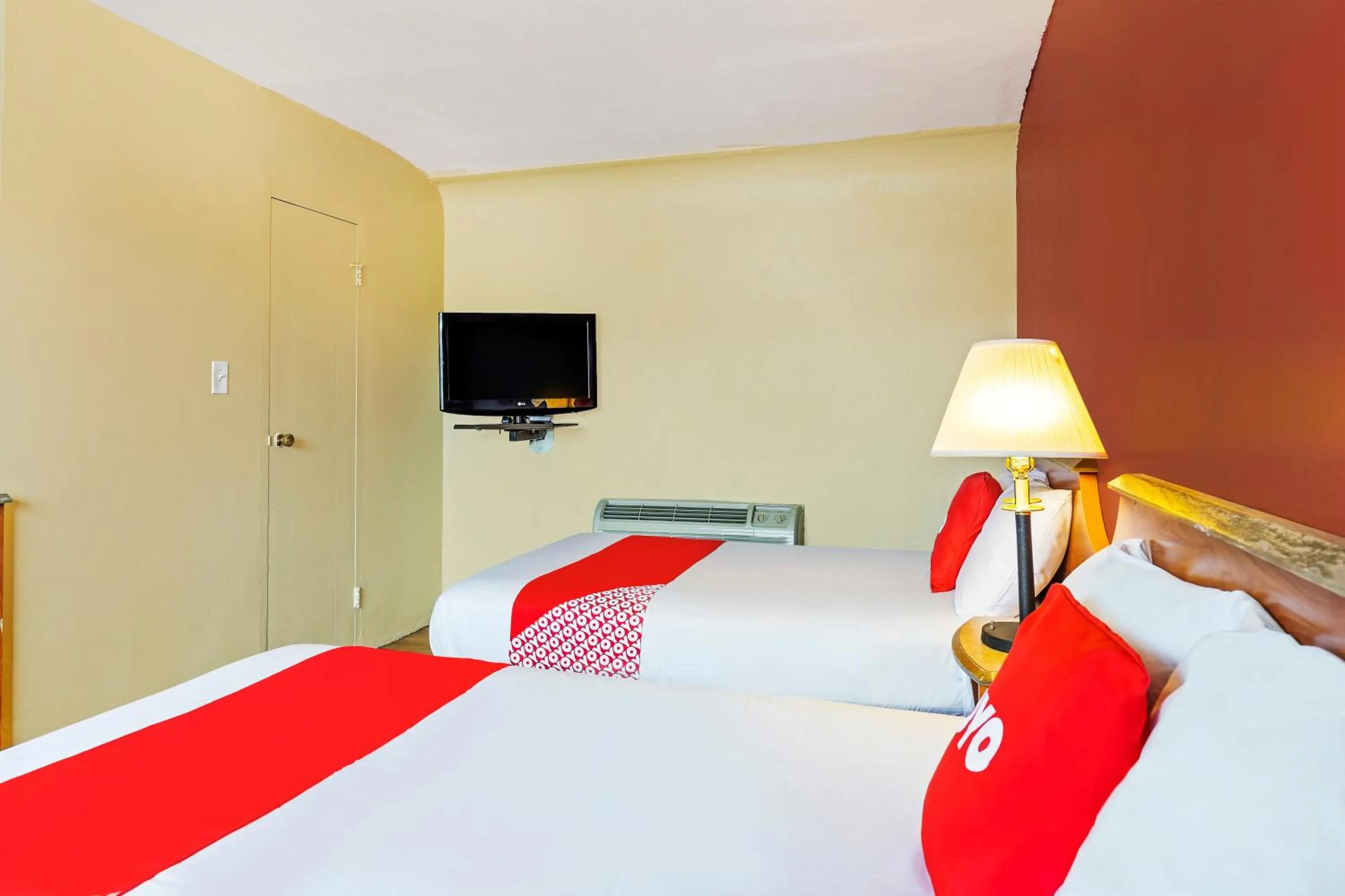 Bedroom, Bed in OYO Hotel North Lima OH - Boardman