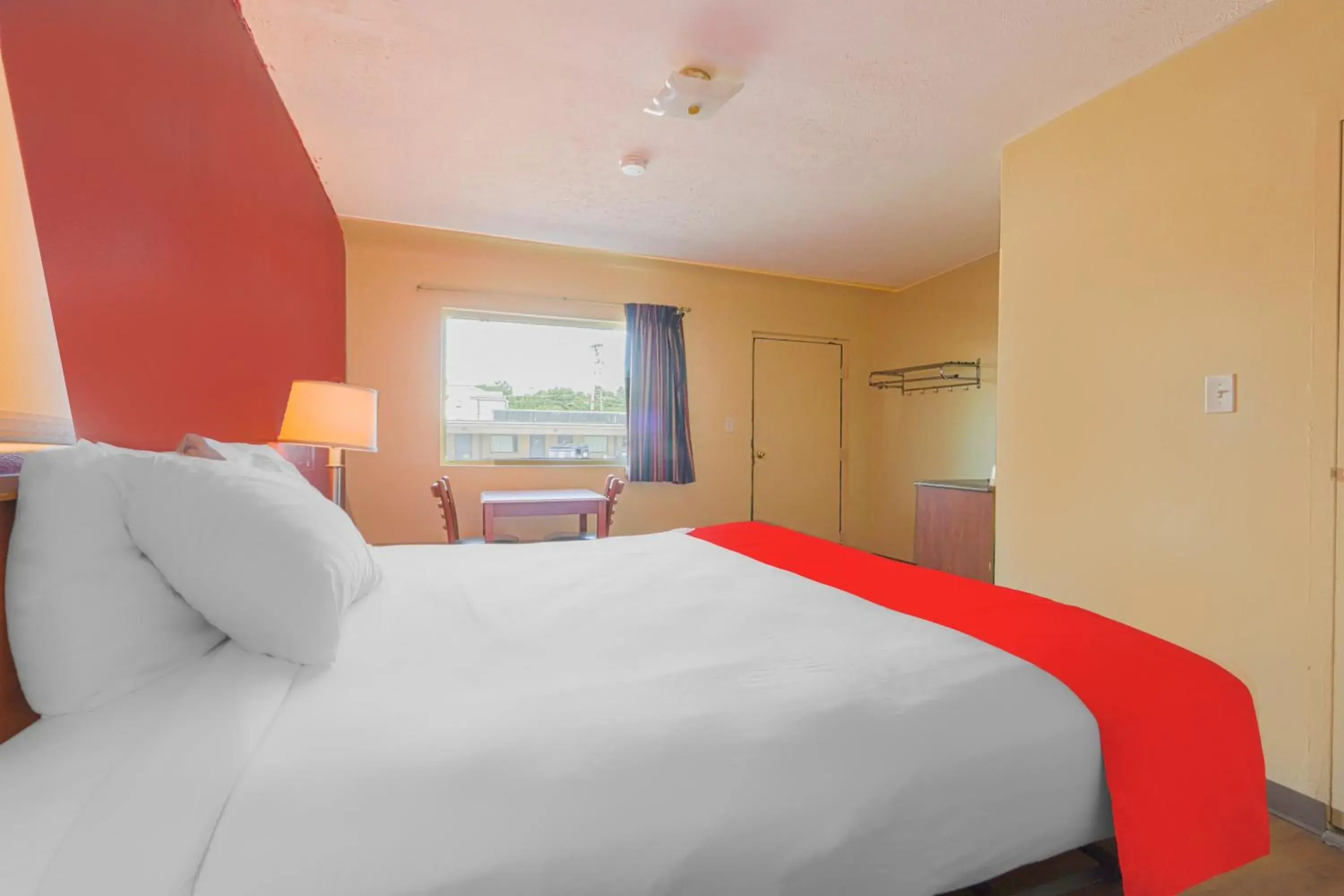 Bedroom, Bed in OYO Hotel North Lima OH - Boardman Bedroom, Bed in OYO Hotel North Lima OH - Boardman