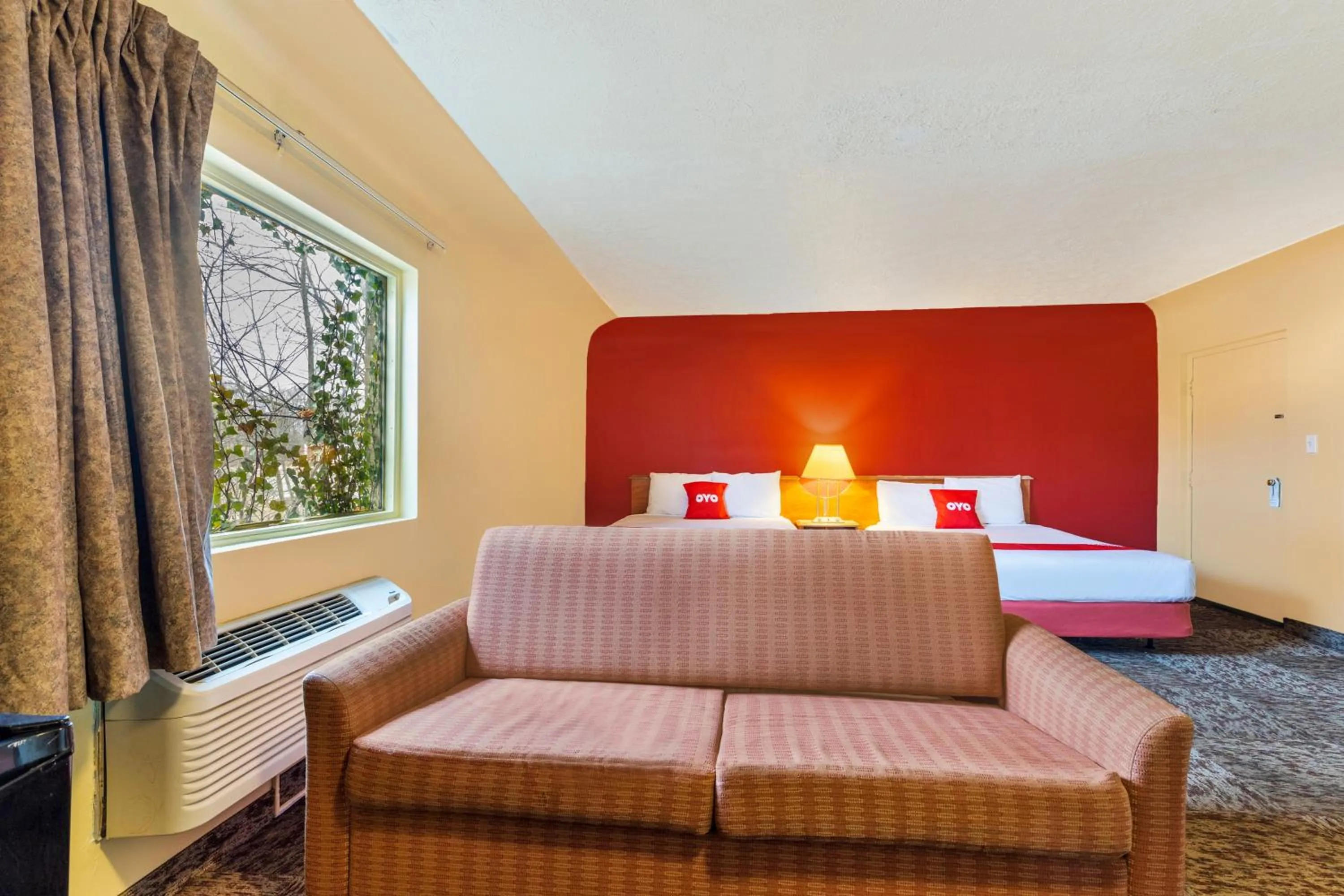 Bedroom, Bed in OYO Hotel North Lima OH - Boardman