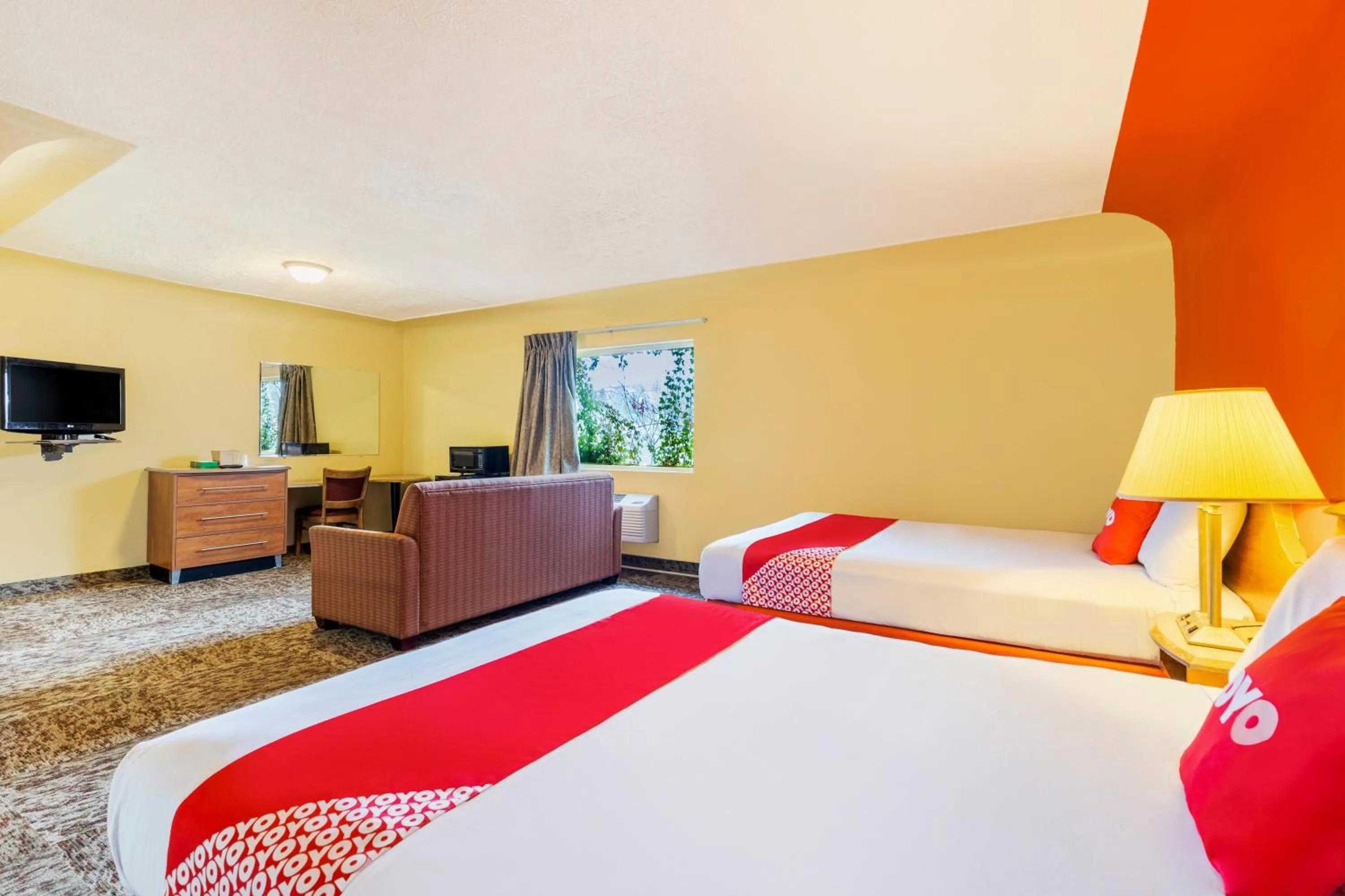 Bedroom, Bed in OYO Hotel North Lima OH - Boardman