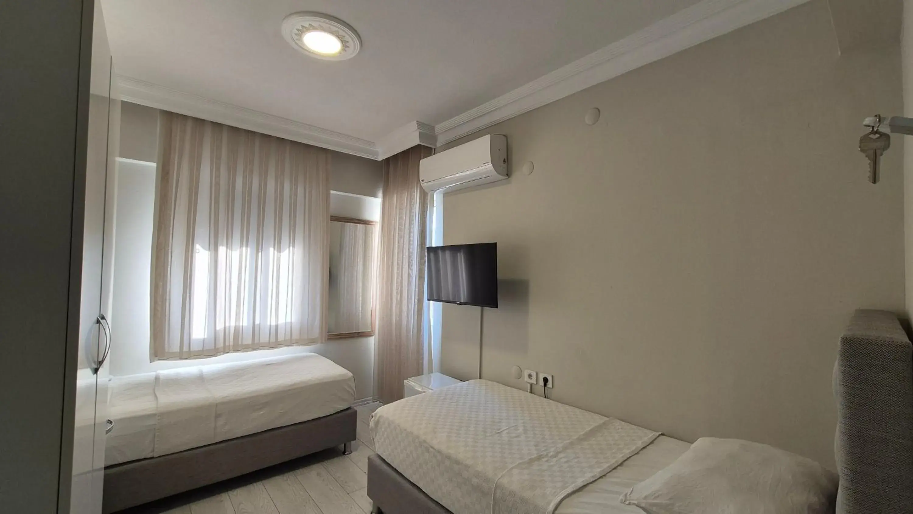 Twin Room with City View in Hikmethan Otel Twin Room with City View in Hikmethan Otel
