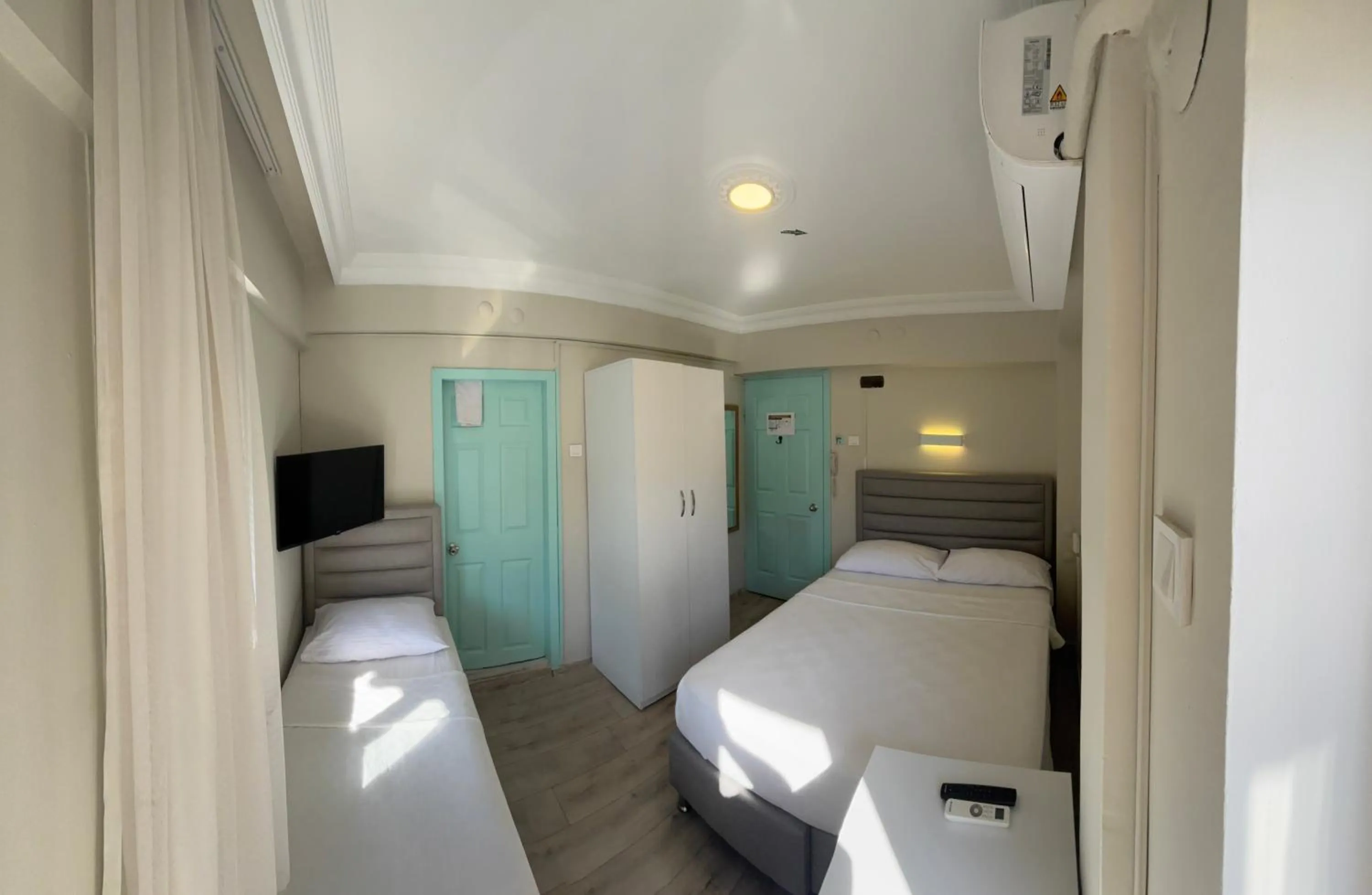 Photo of the whole room, Bed in Hikmethan Otel