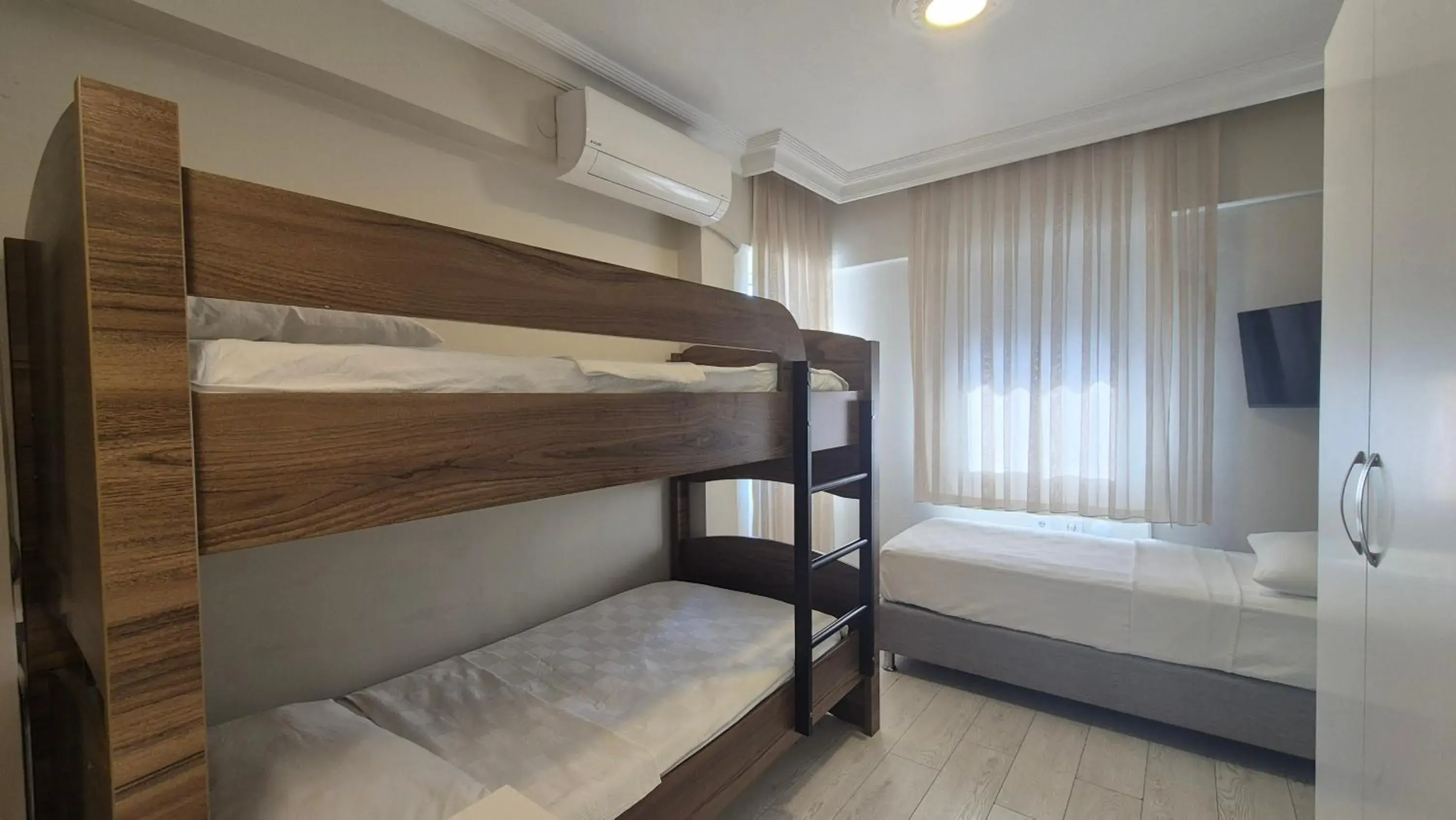 Triple Room in Hikmethan Otel Triple Room in Hikmethan Otel