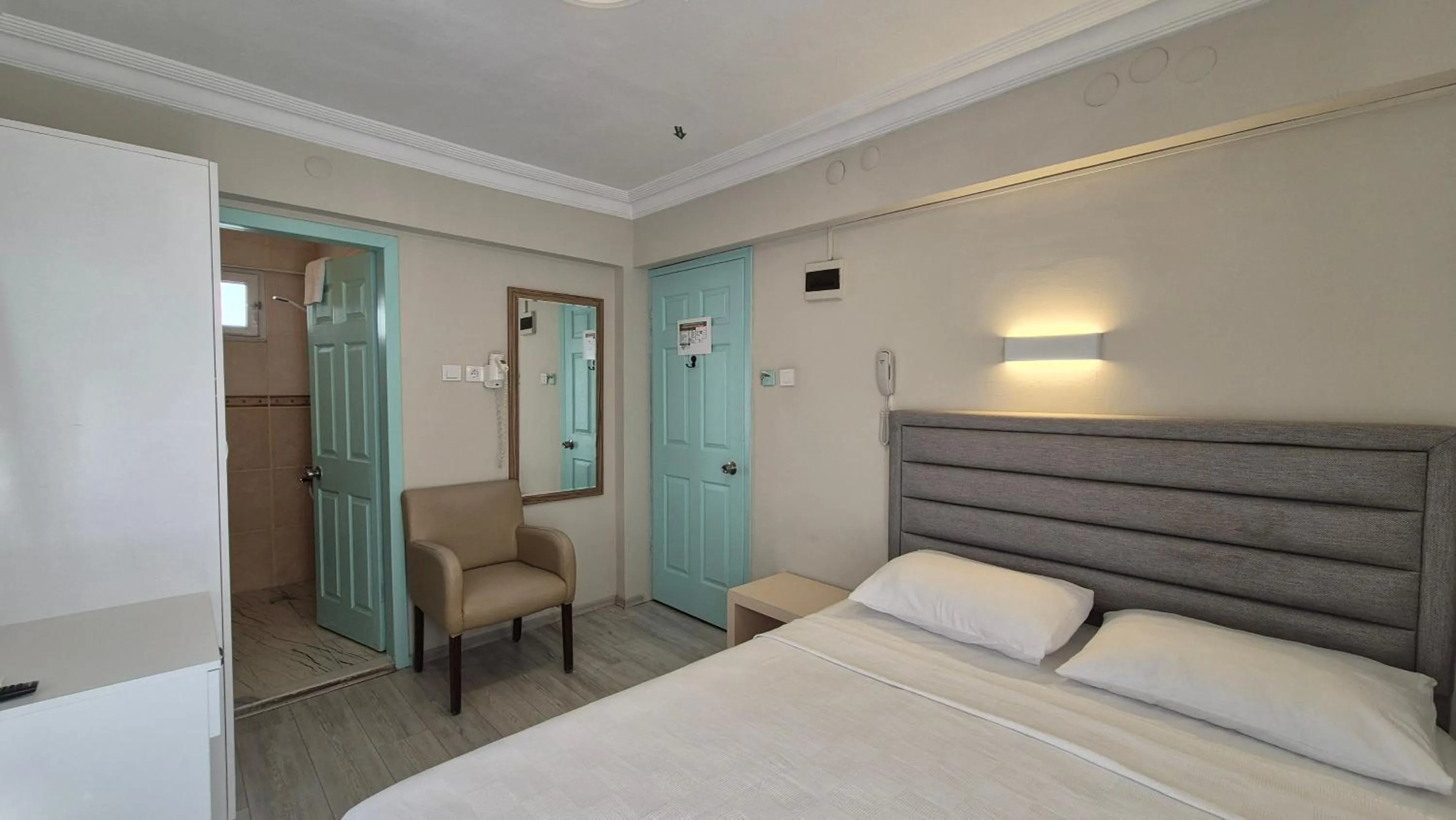 Photo of the whole room, Bed in Hikmethan Otel