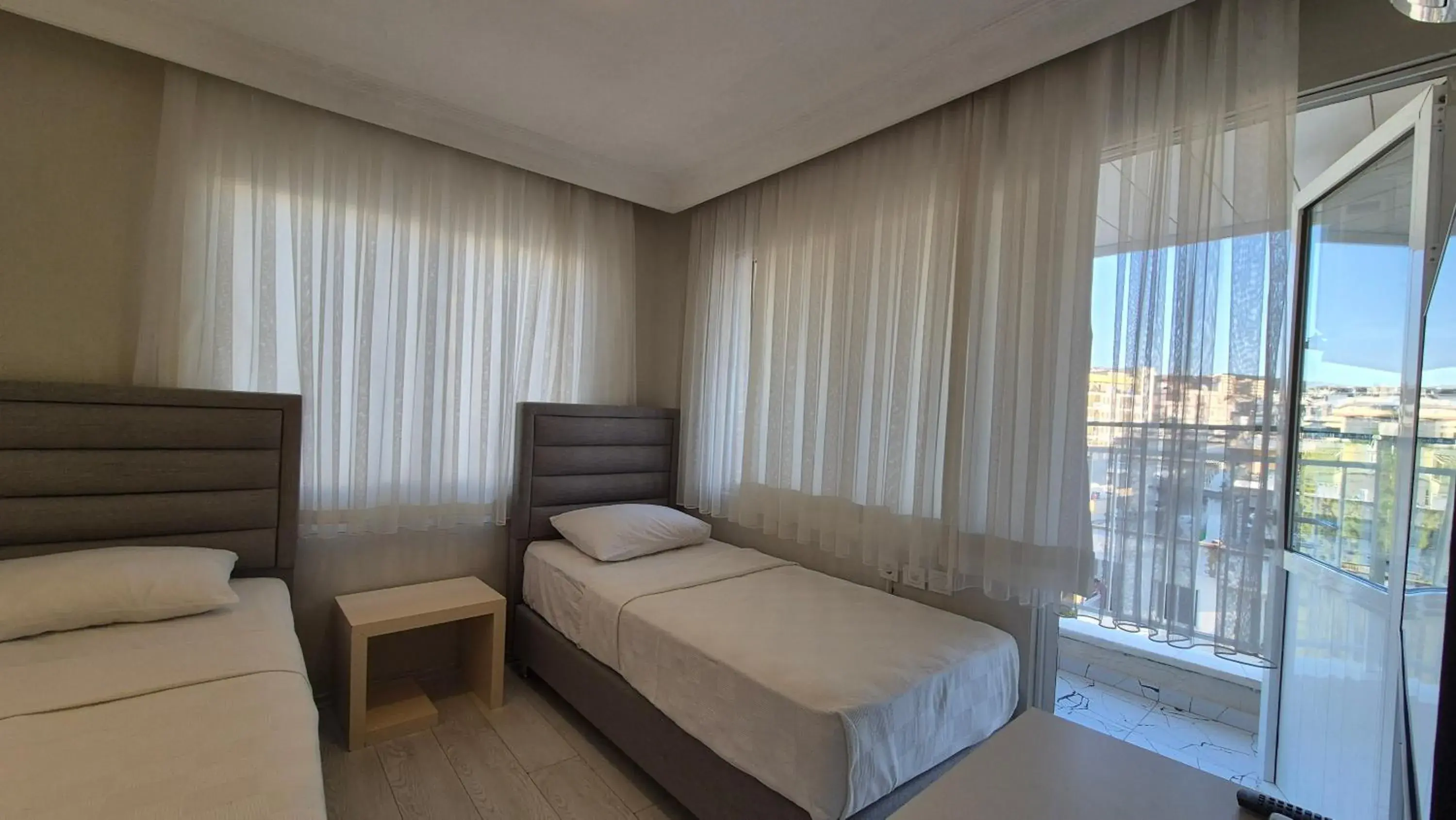 Twin Room with City View in Hikmethan Otel Twin Room with City View in Hikmethan Otel