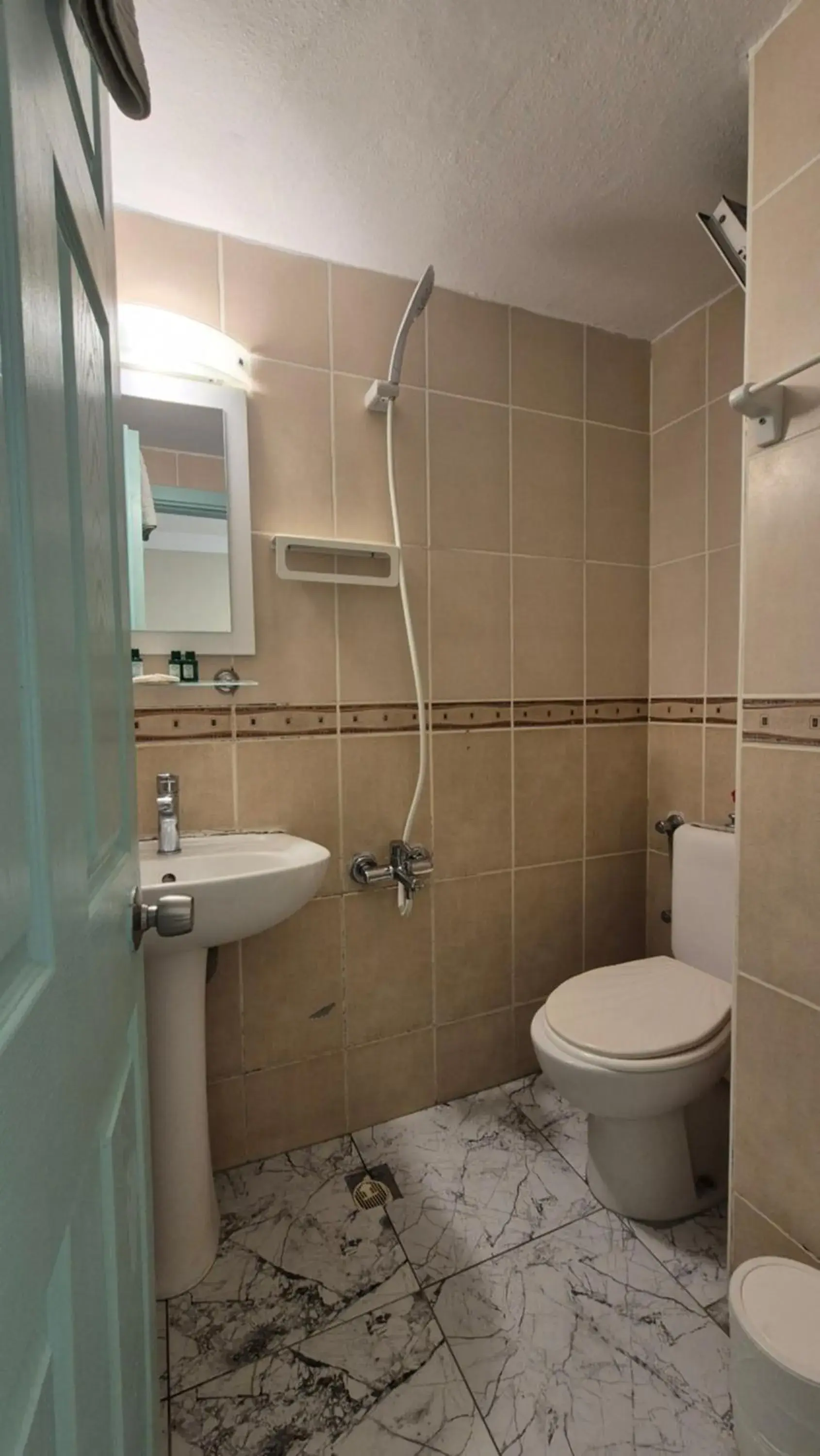 Twin Room with City View in Hikmethan Otel Twin Room with City View in Hikmethan Otel