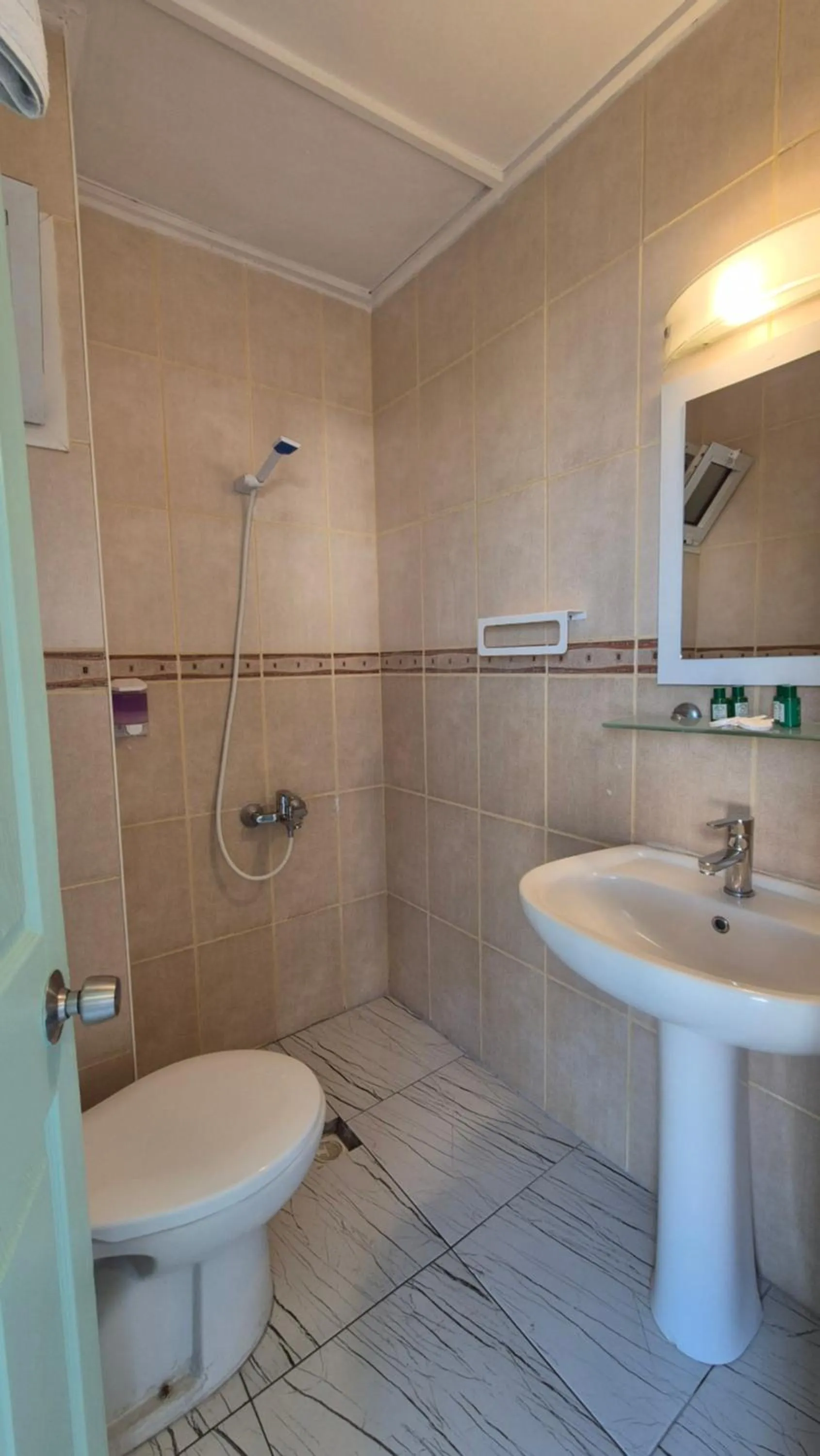 Toilet in Hikmethan Otel