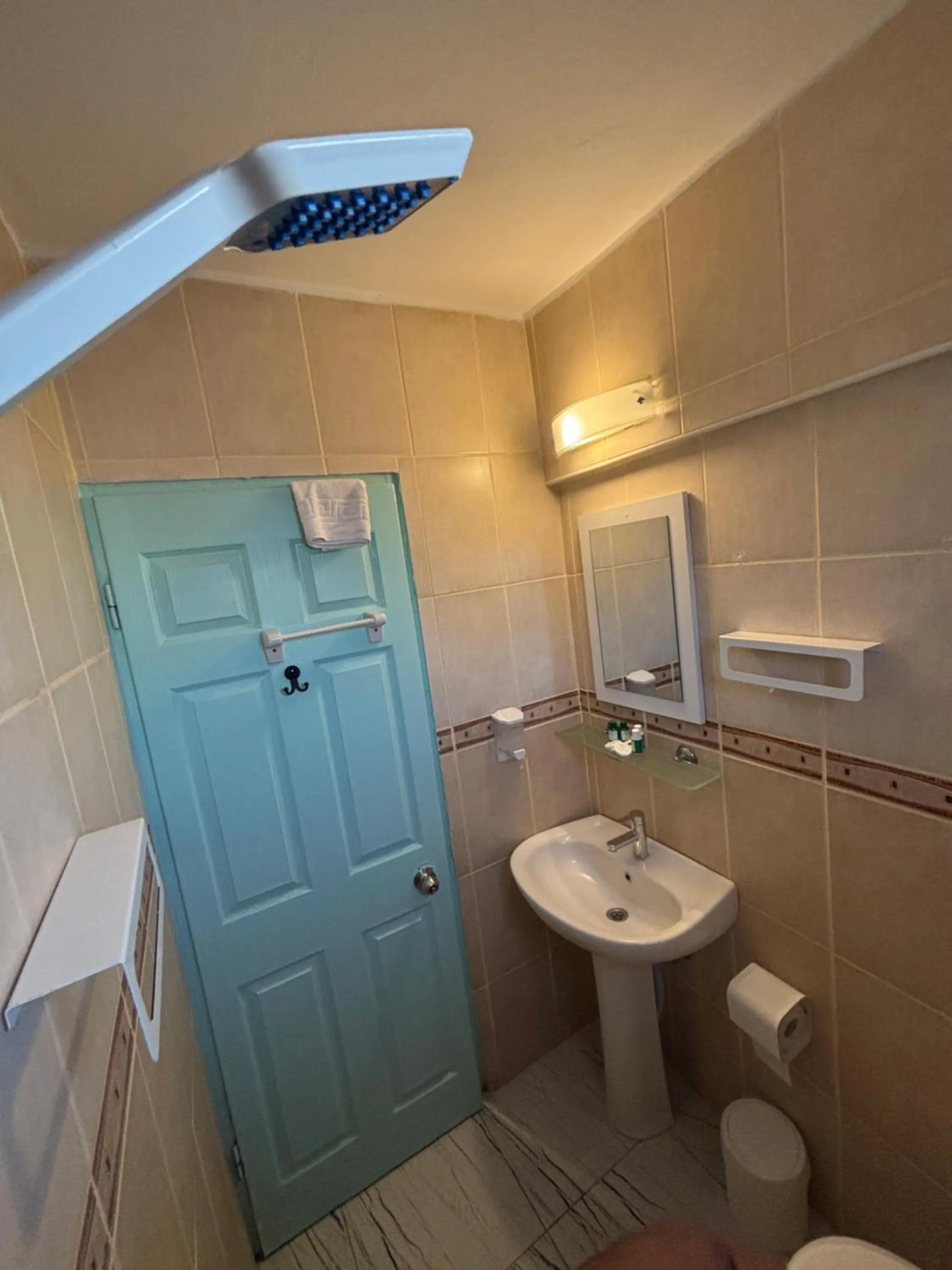 Shower in Hikmethan Otel