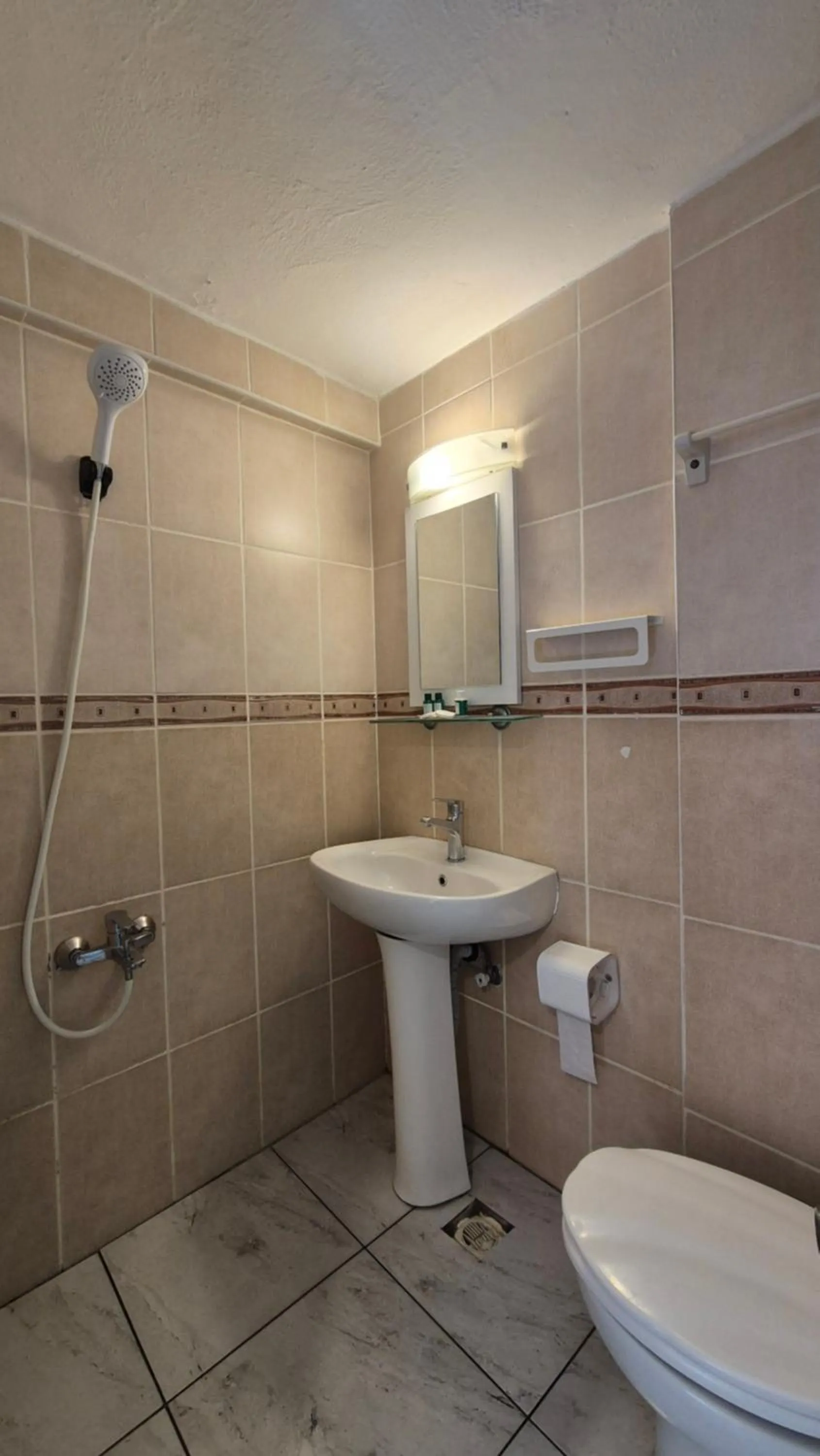 Shower in Hikmethan Otel