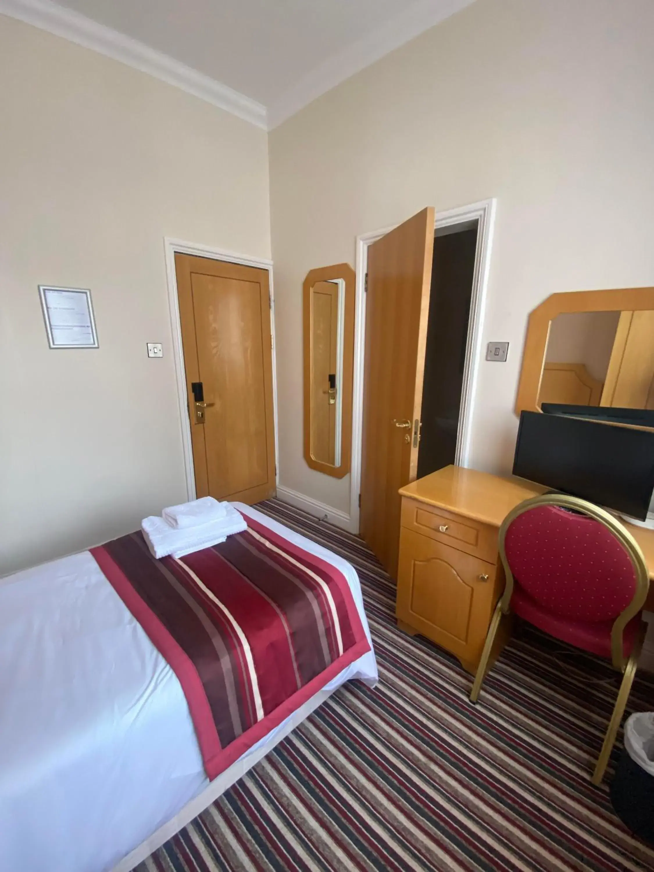 Single Room in The Lawn Hotel Single Room in The Lawn Hotel