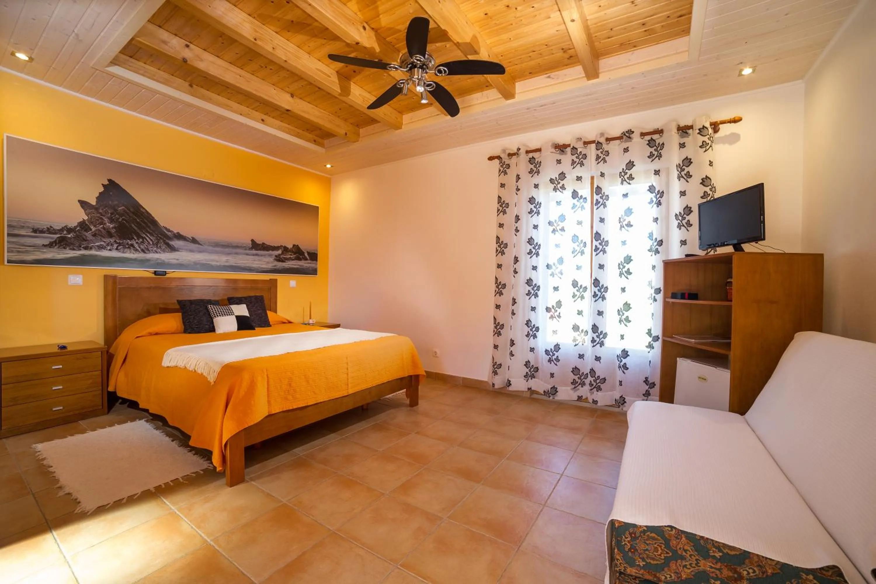 Photo of the whole room, Bed in Monte do Zeca